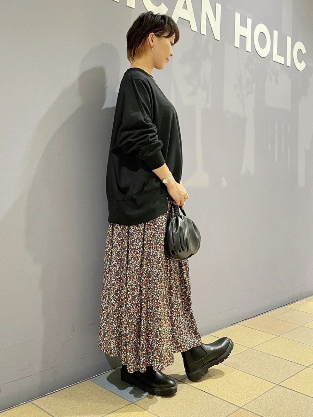 「秋服まるっと大公開、ブーツ、サイドゴアブーツ、ブーツスタイル、花柄スカートコーデ、花柄スカート、フレアスカートコーデ、フレアスカート、カラフルスカート、スウェット、ポンチョニット、スウェットトップス、秋🍁コーデ、大人カジュアルコーデ、アメリカンホリック」｜「AMERICAN HOLICのFlowerウエストタックフレアスカート（スカート、その他）」を使った、ah.susuyuさん（骨格ストレート・レディース・158cm）の秋コーディネートの2枚目の写真