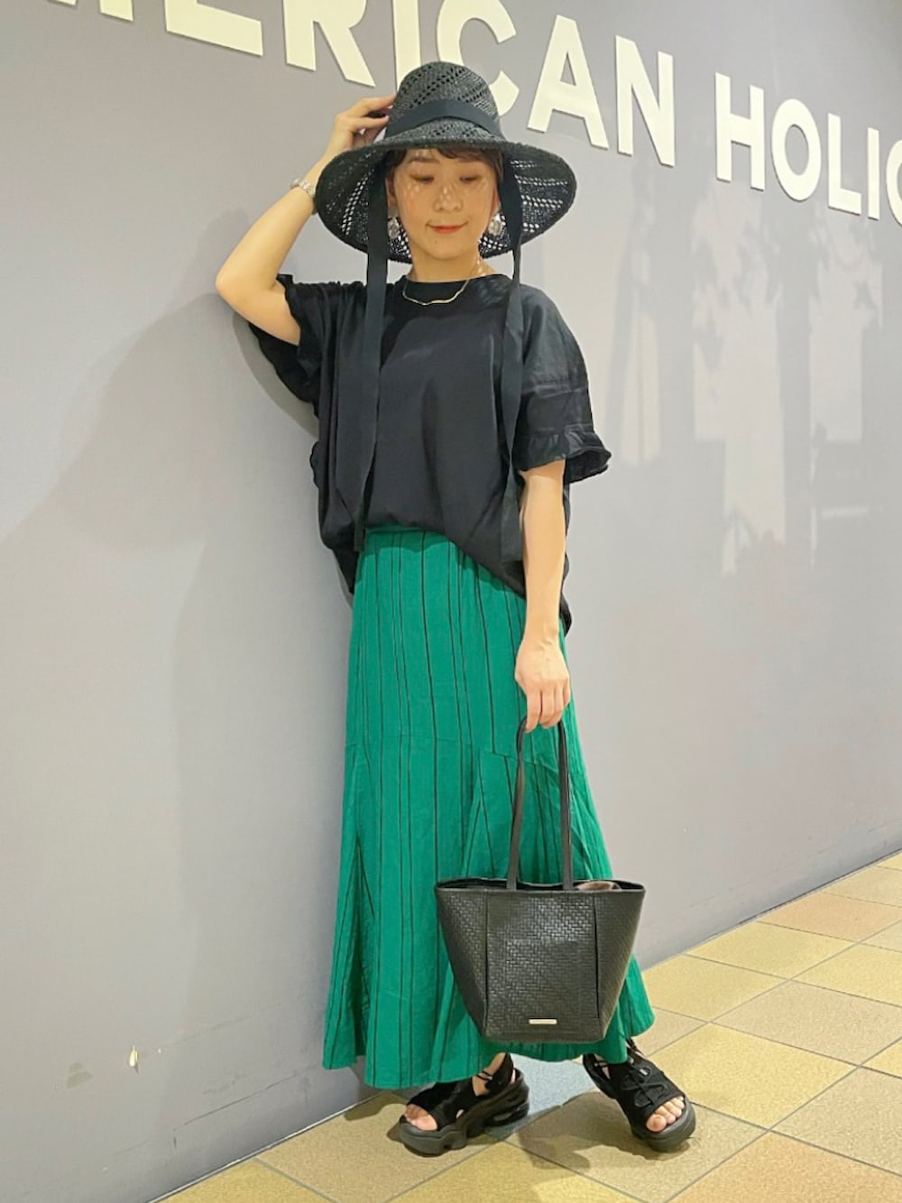 「マーメイドスカート、マーメイドライン、スカートコーデ、ストライプスカート、はしごレース、フリルトップス、フリル袖Tシャツ、フリル袖、キレイめカジュアル、おでかけコーデ、夏コーデ、晩夏コーデ、ペーパーハット、アメリカンホリック、リネンスカート」|「AMERICAN HOLICの2way型押しトートバッグ(トートバッグ、ブラック系)」を使った、ah.susuyuさん(骨格ストレート・レディース・158cm)の夏コーディネートの2枚目の写真