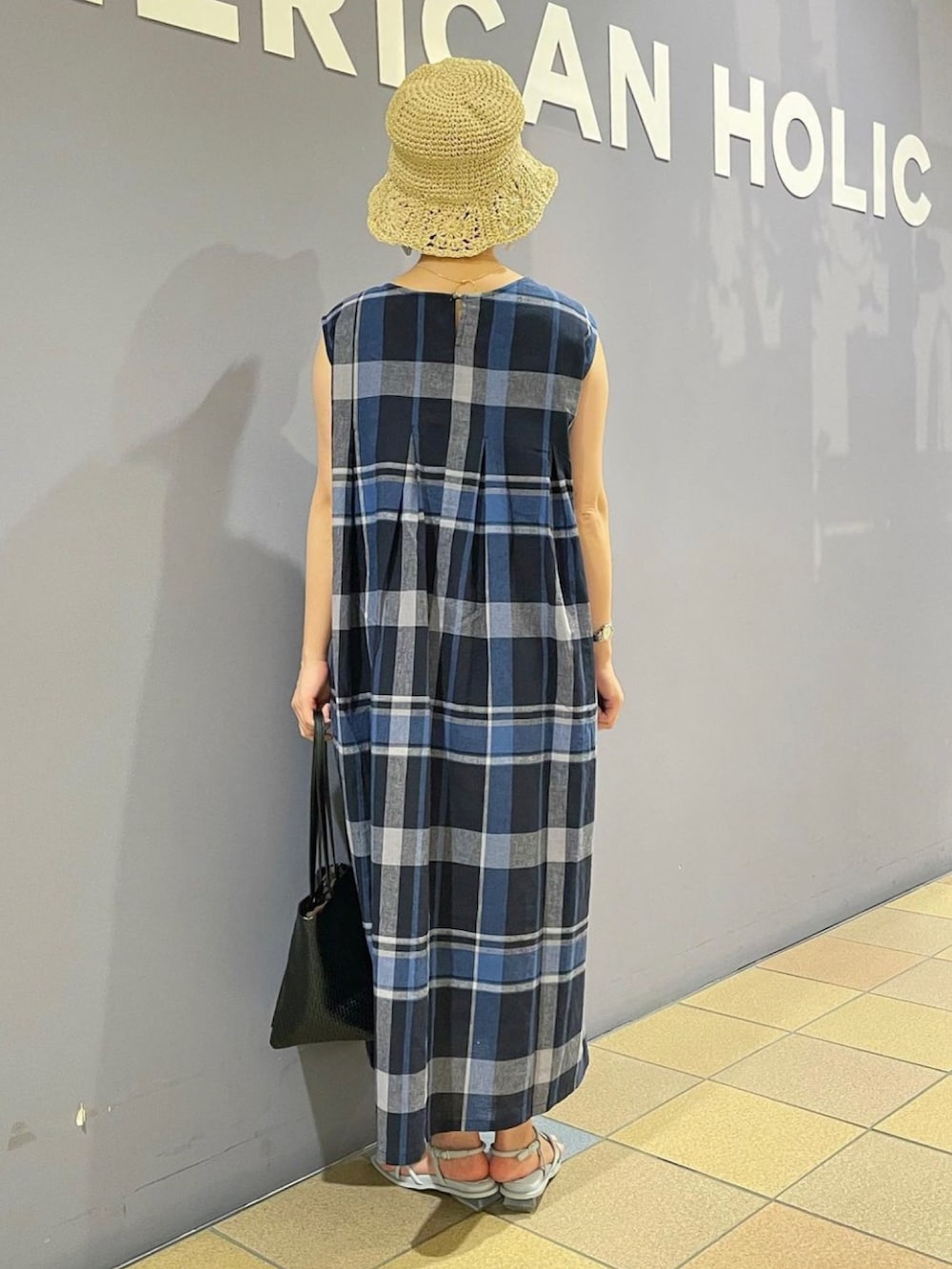「リネンワンピース、リネンワンピ、リネン、柄ワンピース、チェック柄、チェック柄ワンピース、ワンピースコーデ、夏ワンピース、夏ワンピ、クロシェハット、アメリカンホリック、AMERICAN HOLIC」｜「AMERICAN HOLICの２way型押しトートバッグ（トートバッグ、ブラック系）」を使った、ah.susuyuさん（骨格ストレート・レディース・158cm）の秋コーディネートの4枚目の写真