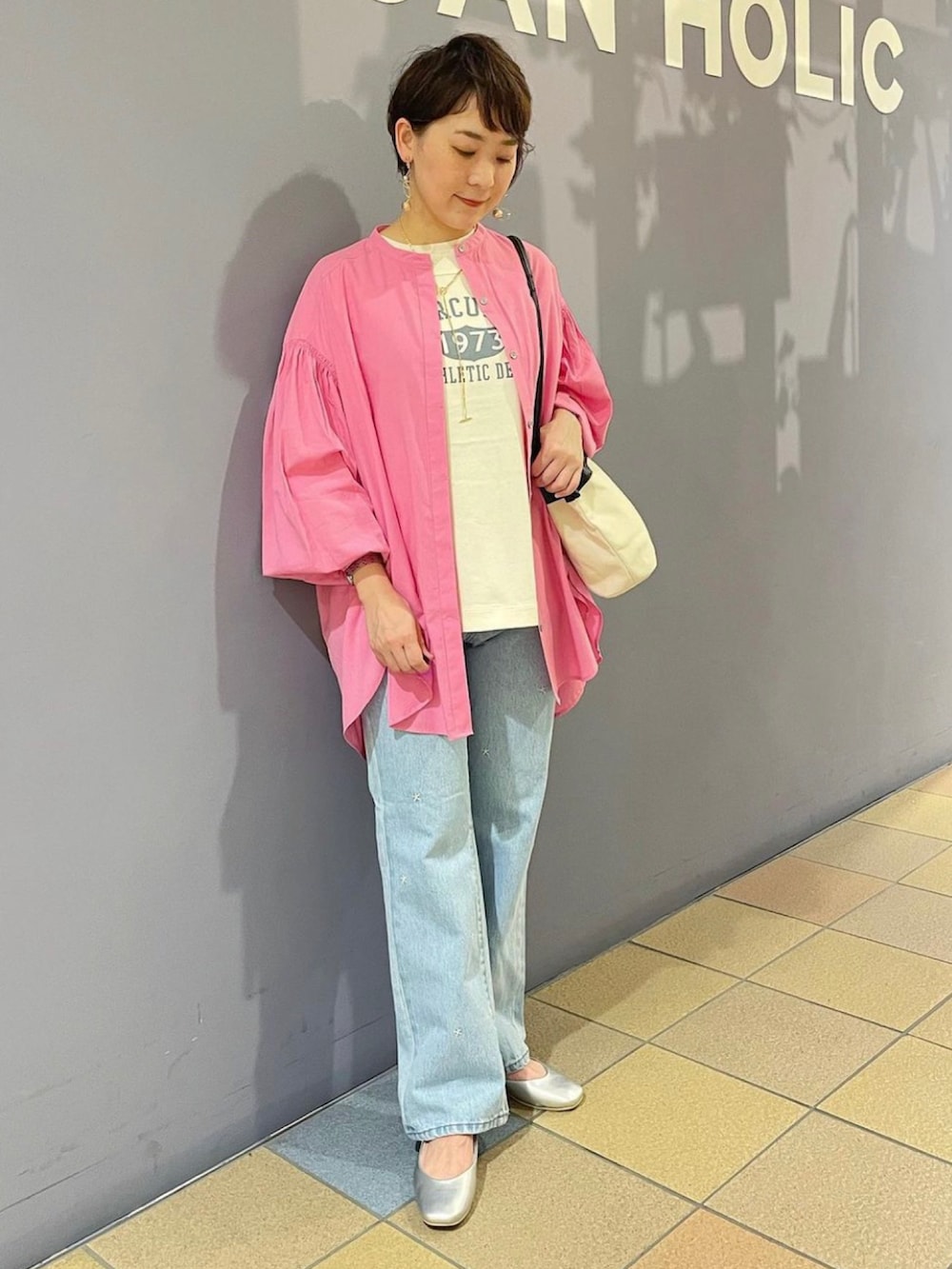 「春コーデ、おでかけコーデ、オトナカジュアル、シャツチュニック、ボリュームスリーブ、ピンクコーデ、シャツ×Tシャツ、ピンクシャツ、刺繍デニム、アメホリ、ラガーTシャツ、ロゴTシャツ、フラットパンプス、パンプス×デニム、靴 シルバー」|「AMERICAN HOLICのフラットシューズ(パンプス、シルバー系)」を使った、ah.susuyuさん(骨格ストレート・レディース・158cm)の春コーディネートの2枚目の写真
