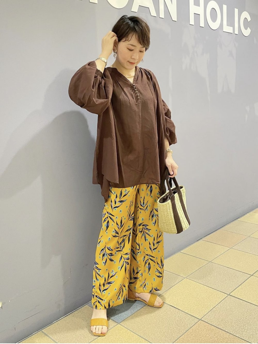 「リゾートスタイル、リゾート柄、リラックススタイル、エスニックコーデ、エスニック、春夏コーデ、夏コーディネート、シアートップス、チュニックシャツ、カラーコーデ、アメリカンホリック、AMERICAN HOLIC、大人カジュアル」|「AMERICAN HOLICのカゴBAG(ハンドバッグ、ベージュ系)」を使った、ah.susuyuさん(骨格ストレート・レディース・158cm)の春コーディネートの3枚目の写真