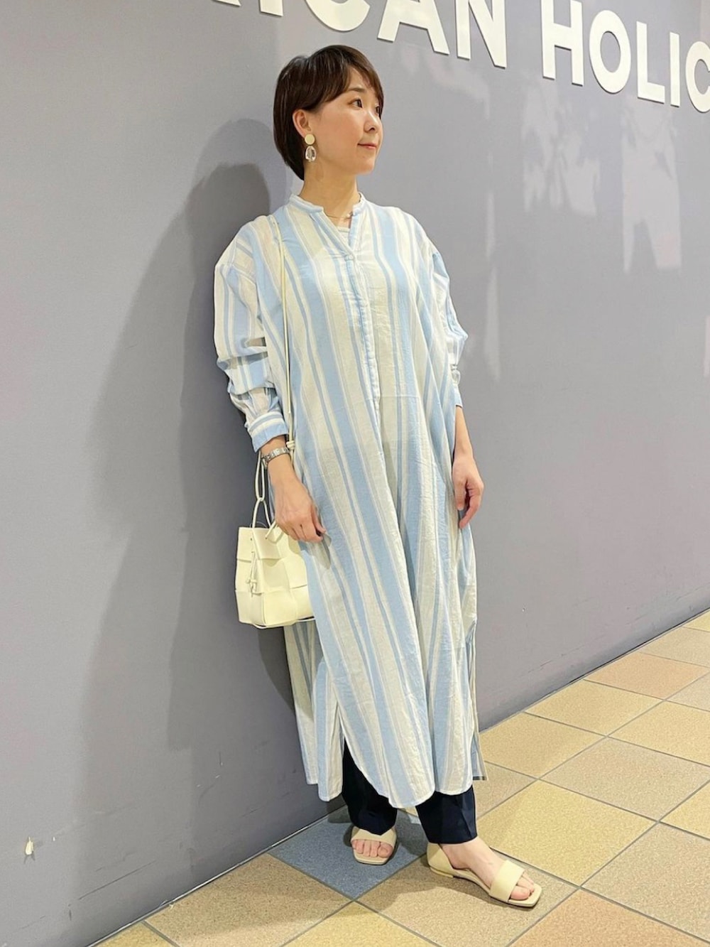 「ストライプシャツワンピ、シャツワンピース、バンドカラーシャツワンピース、ストライプワンピース、接触冷感パンツ、ワイドパンツコーデ、リラックスパンツ、センタープレスパンツ、リラックスコーデ、カジュアルスタイル、春夏コーデ、ブルー×ホワイト、サンダルコーデ、アメリカンホリック、AMERICAN HOLIC」|「AMERICAN HOLICのマルチストライプボイルワンピース(ワンピース、その他)」を使った、ah.susuyuさん(骨格ストレート・レディース・158cm)の春コーディネートの2枚目の写真