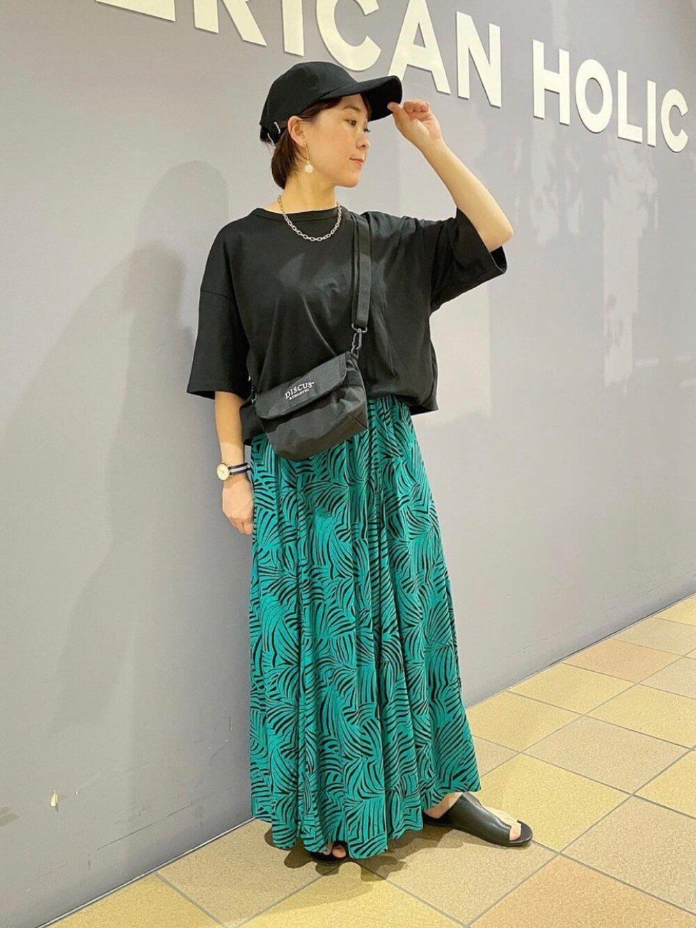 「バックコンシャス、Tシャツコーデ、スポーティーコーデ、フレアスカートコーデ、柄スカート、スカートコーデ、トングサンダル、初夏コーデ、大人カジュアルコーデ、discus、キャップコーデ、アメリカンホリック、AMERICAN HOLIC」|「AMERICAN HOLICのサラッとギャザーフレアースカート2(スカート、グリーン系)」を使った、ah.susuyuさん(骨格ストレート・レディース・158cm)の春コーディネートの5枚目の写真