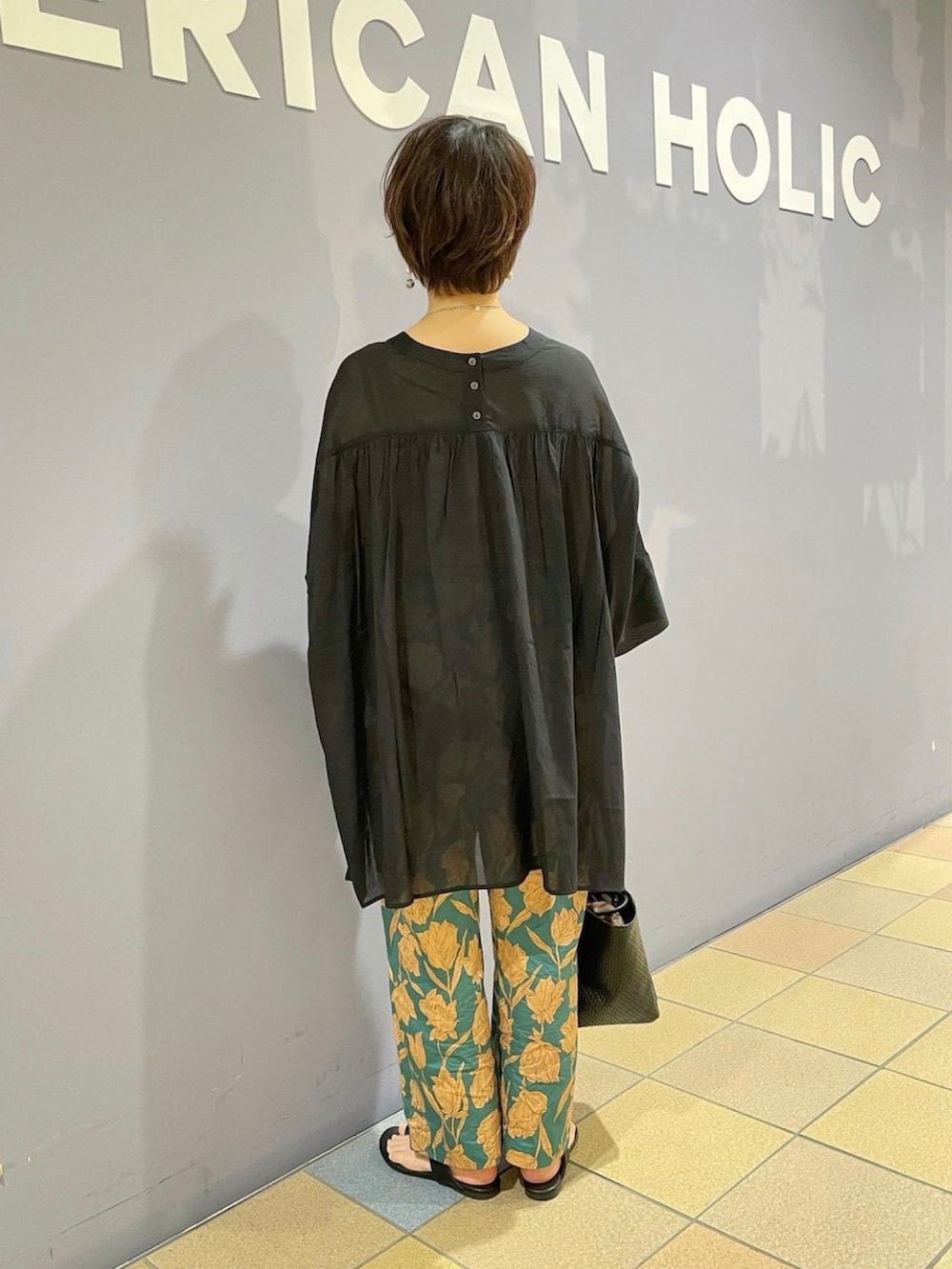 「シアーシャツ、シアーシャツコーデ、Vネックシャツ、柄パンツ、花柄パンツ、柄パンツコーデ、カジュアルコーデ、初夏コーデ、楽チンコーデ、リラックスパンツ、アメリカンホリック、AMERICAN HOLIC、トングサンダル、カジュアルスタイル」｜「AMERICAN HOLICの２way型押しトートバッグ（トートバッグ、ブラック系）」を使った、ah.susuyuさん（骨格ストレート・レディース・158cm）の春コーディネートの3枚目の写真