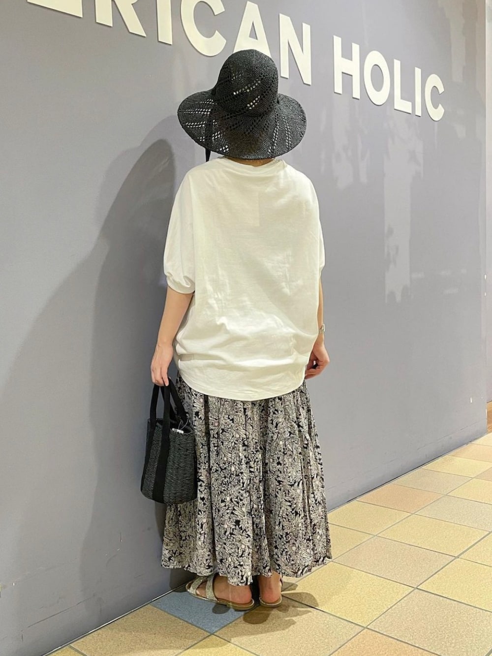 「花柄スカート、柄スカート、インドコットンスカート、コットンボイルフレアスカート、ドルマンスリーブ、ドルマンTシャツ、モノトーンスタイル、ペーパーハット、帽子コーデ、夏コーディネート、キレイめカジュアル、アメリカンホリック、AMERICAN HOLIC」|「AMERICAN HOLICのカゴBAG(ハンドバッグ、ブラック系)」を使った、ah.susuyuさん(骨格ストレート・レディース・158cm)の夏コーディネートの4枚目の写真