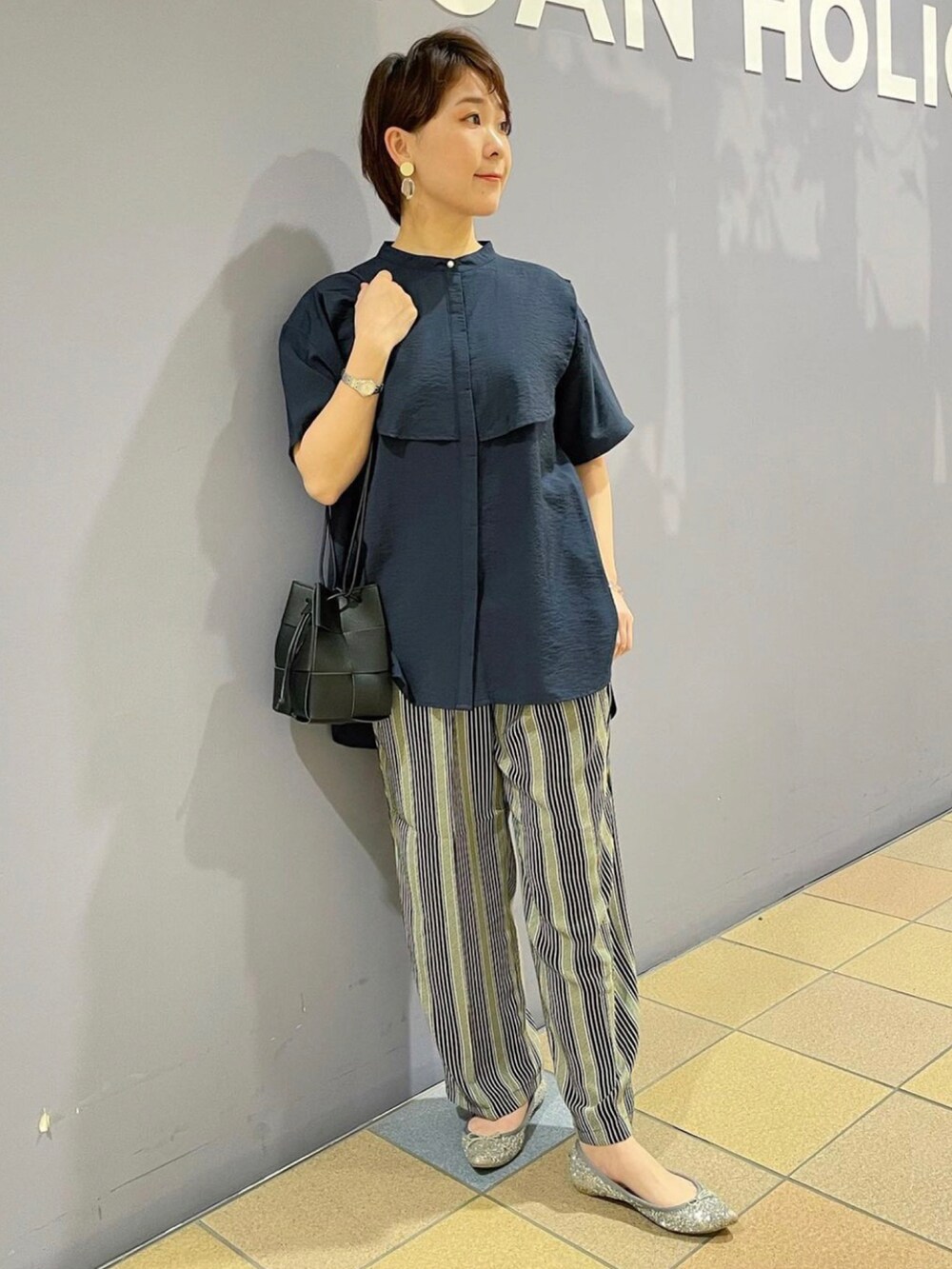 「フリルブラウス、ブラウスコーデ、ブラウス×パンツ、オフィスカジュアル、きれいめカジュアル、大人カジュアル、大人カジュアルコ－デ、ストライプパンツ、接触冷感パンツ、マニッシュスタイル、巾着バッグ、アメリカンホリック、AMERICAN HOLIC、パンプスコーデ、パールボタン」｜「AMERICAN HOLICの編み込み巾着ミニショルダーバッグ（ショルダーバッグ、ブラック系）」を使った、ah.susuyuさん（骨格ストレート・レディース・158cm）の春コーディネートの5枚目の写真