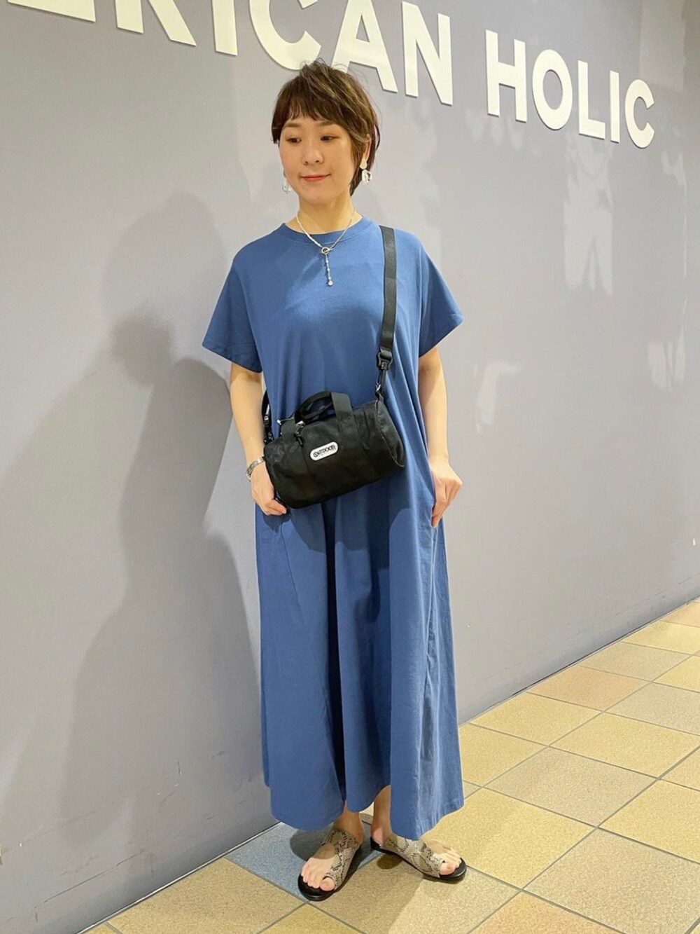 「ワンヒース、ワンピースコーデ、フレアワンピース、リゾートコーデ、リゾートワンピ、初夏コーデ、ドラムバッグ、トングサンダル、パイソン柄、パイソン柄サンダル、綿100％、リラックスコーデ、リラックスカジュアル、オトナカジュアルスタイル、アメリカンホリック」｜「AMERICAN HOLICのトングサンダル(Python)（サンダル、その他）」を使った、ah.susuyuさん（骨格ストレート・レディース・158cm）の春コーディネートの5枚目の写真