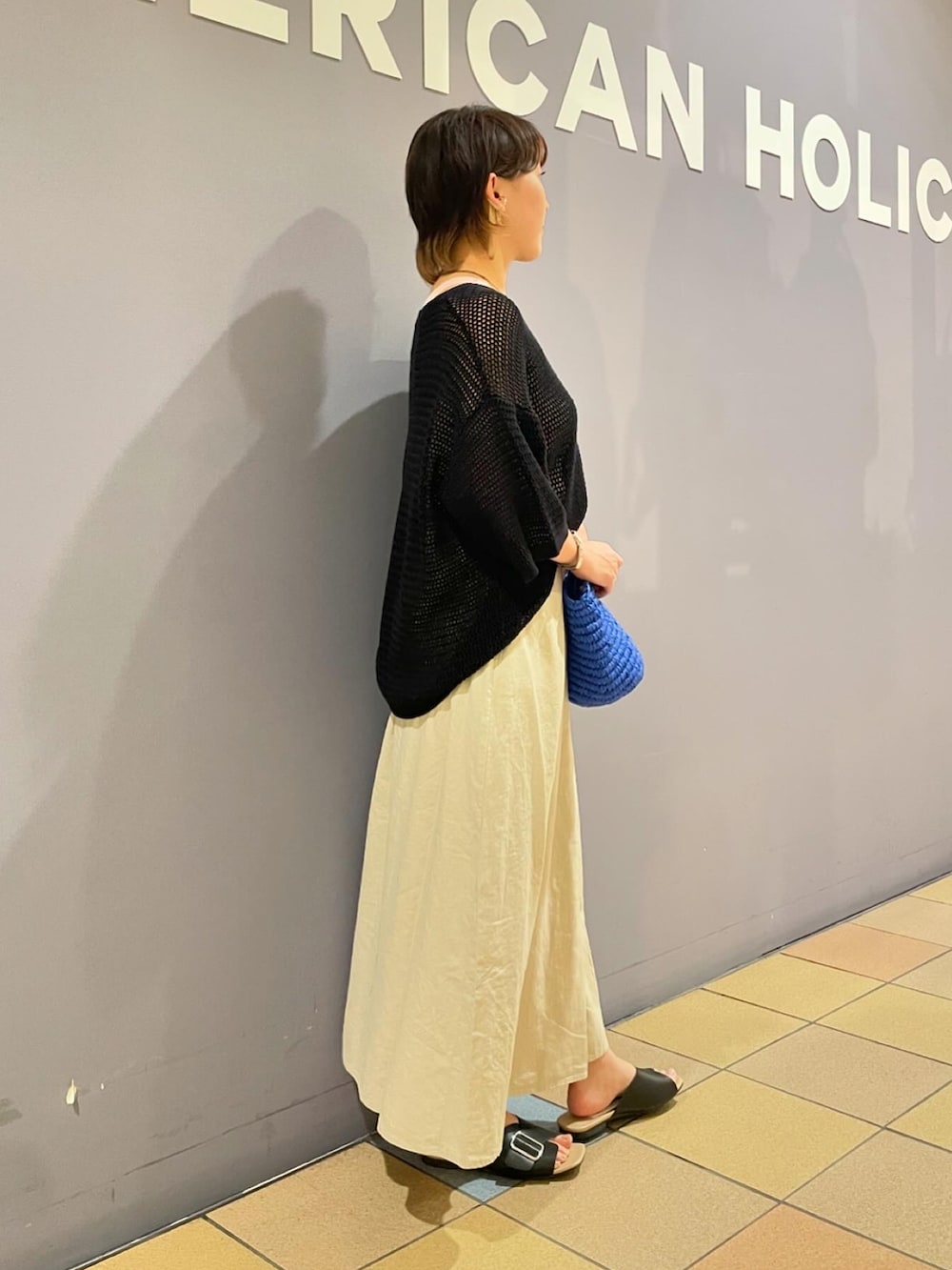 「メッシュニット、メッシュトップス、透かし編みニット、リネンスカート、リネン、夏スカート、初夏コーデ、モードカジュアル、大人カジュアルコーデ、アメリカンホリック、AMERICAN HOLIC、サンダルコーデ」|「AMERICAN HOLICのバックルサンダル(サンダル、ブラック系)」を使った、ah.susuyuさん(骨格ストレート・レディース・158cm)の春コーディネートの3枚目の写真