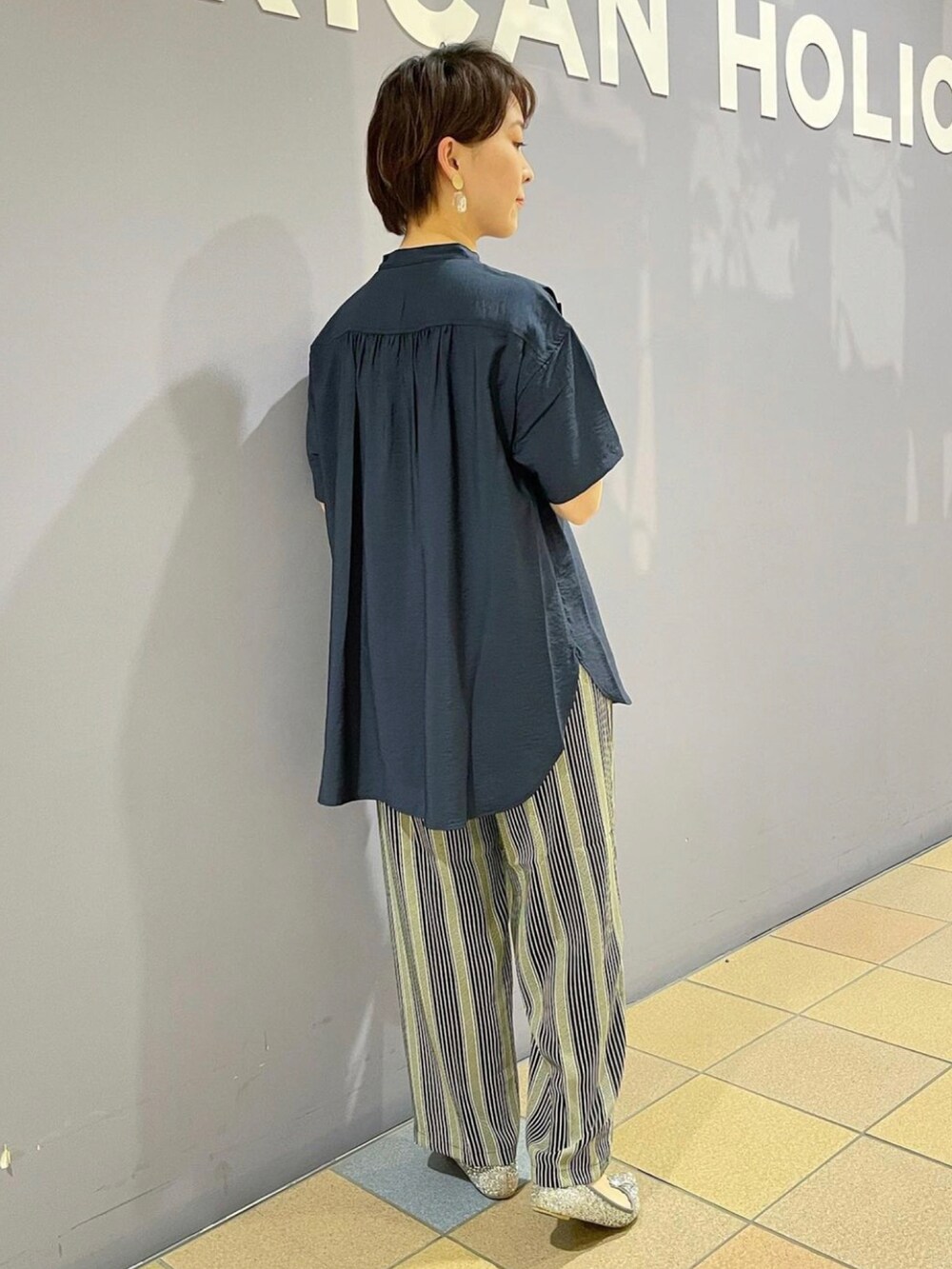 「フリルブラウス、ブラウスコーデ、ブラウス×パンツ、オフィスカジュアル、きれいめカジュアル、大人カジュアル、大人カジュアルコ－デ、ストライプパンツ、接触冷感パンツ、マニッシュスタイル、巾着バッグ、アメリカンホリック、AMERICAN HOLIC、パンプスコーデ、パールボタン」｜「AMERICAN HOLICの編み込み巾着ミニショルダーバッグ（ショルダーバッグ、ブラック系）」を使った、ah.susuyuさん（骨格ストレート・レディース・158cm）の春コーディネートの4枚目の写真