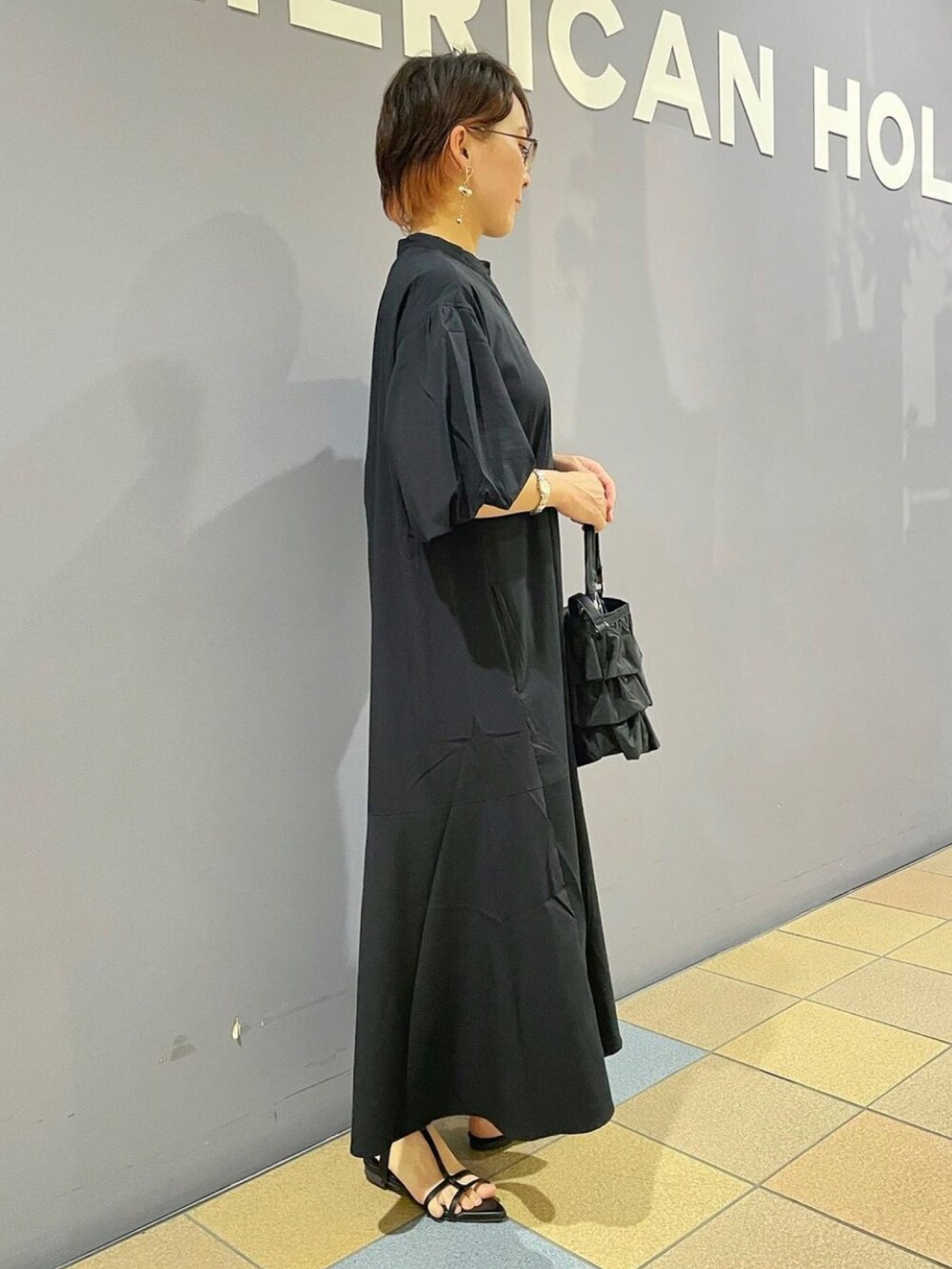 ブラック系のエコバッグ/サブバッグ、ブラック系のワンピースを着用したレディースの夏コーディネートの3枚目の写真