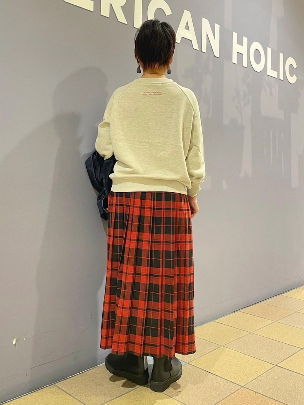 「秋服まるっと大公開、秋🍁コーデ、Gジャン、デニムジャケット、Gジャンコーデ、bigGジャン、ロゴスウェット、ロゴトップス、チェックスカート、チェック柄、プリーツスカート、チェックプリーツスカート、サイドゴアブーツ、チェルシーブーツ、アメリカンホリック」|「AMERICAN HOLICのBIG Gジャン(その他アウター、ブルー系)」を使った、ah.susuyuさん(骨格ストレート・レディース・158cm)の秋コーディネートの5枚目の写真