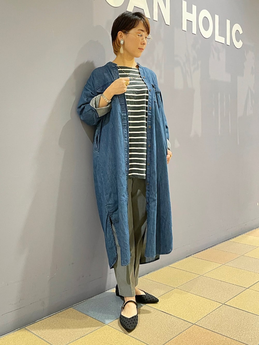 「秋服まるっと大公開、デニムワンピース、デニムシャツワンピース、秋🍁コーデ、羽織りワンピース、ボーダーチュニック、ボーダーカットソー、テーパードパンツ、テーパードパンツコーデ、テーパードシルエット、キレイめカジュアル、アメリカンホリック、AMERICAN HOLIC」｜「AMERICAN HOLICの美・美・美テーパードパンツ（その他パンツ、グレー系）」を使った、ah.susuyuさん（骨格ストレート・レディース・158cm）の秋コーディネートの5枚目の写真
