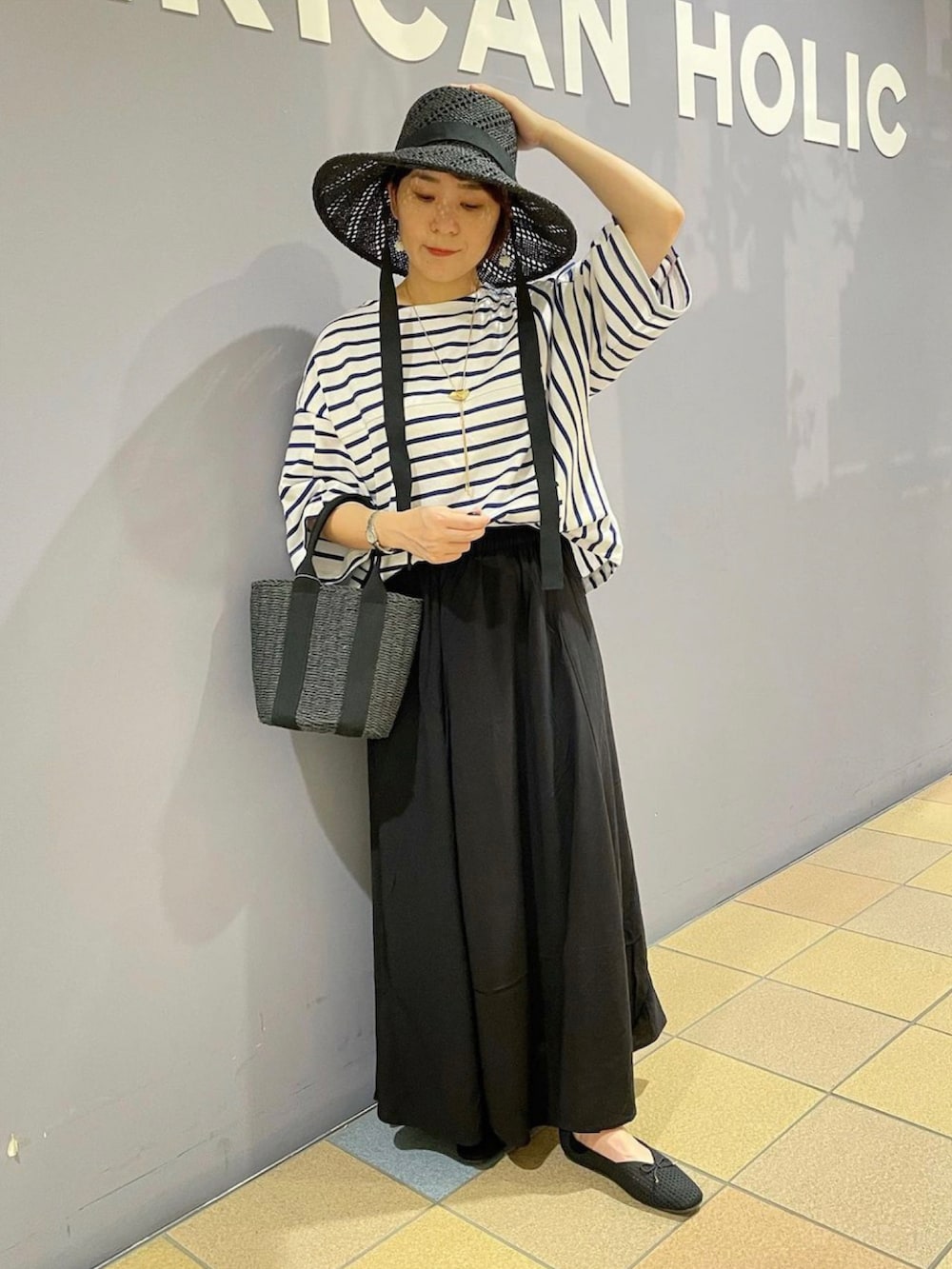 「モノトーンコーデ、ボーダーTシャツ、ボーダーカットソー、ボーダーコーデ、モノトーンスタイル、ペーパーハット、カゴBAG、ニットパンプス、初夏コーデ、キレイめカジュアル、大人カジュアルコーデ、アメリカンホリック、フレアスカートコーデ、ロングスカートコーデ、AMERICAN HOLIC」|「AMERICAN HOLICの3Dメッシュソフトニットバレエシューズ(バレエシューズ、ブラック系)」を使った、ah.susuyuさん(骨格ストレート・レディース・158cm)の夏コーディネートの4枚目の写真
