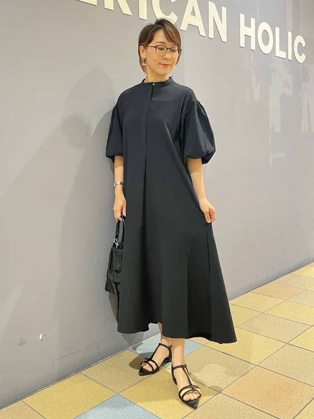 ブラック系のエコバッグ/サブバッグ、ブラック系のワンピースを着用したレディースの夏コーディネートの5枚目の写真