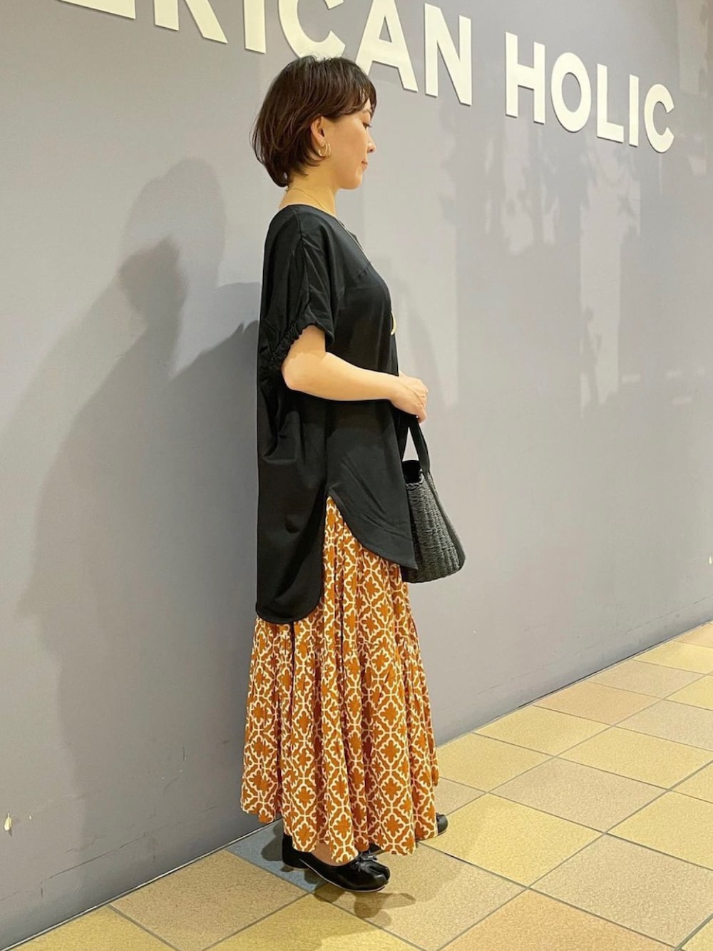 「プリントT、バックプリント、バックプリントTシャツ、チュニックTシャツ、フォトプリント、夏コーデ、お出かけコーデ、柄スカート、柄スカートコーデ、スカートスタイル、スカートコーデ、ブラック×オレンジ、大人カジュアルコーデ、アメリカンホリック、AMERICAN HOLIC」|「AMERICAN HOLICのフォトプリントカットチュニック(チュニック、ブラック系)」を使った、ah.susuyuさん(骨格ストレート・レディース・158cm)の夏コーディネートの3枚目の写真