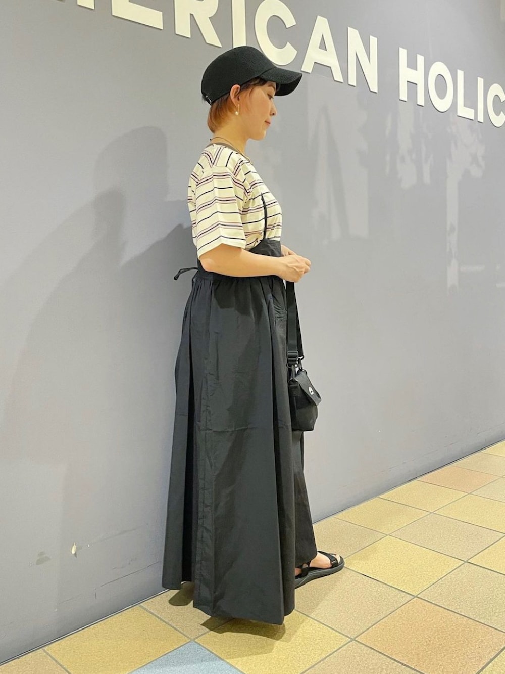 「ボーダーTシャツ、マルチボーダー、マルチボーダーT、レトロガーリー、レトロボーダー、キャミワンピ、キャミワンピコーデ、キャミワンピース、キャップコーデ、スポサンコーデ、スポサン、スポーティーMIX、ガーリーカジュアル、アメリカンホリック、AMERICAN HOLIC」|「AMERICAN HOLICの半袖マルチボーダーカットプルオーバー(Tシャツ/カットソー、ホワイト系)」を使った、ah.susuyuさん(骨格ストレート・レディース・158cm)の夏コーディネートの4枚目の写真