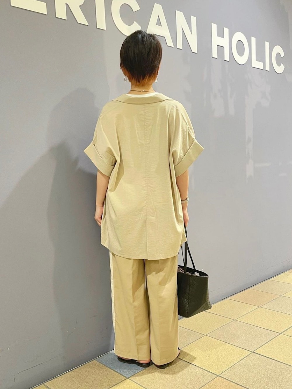 「半袖ジャケット、ジレジャケット、ジャケットコーデ、セットアップ風、サイドラインパンツ、パンツコーデ、ワイドパンツコーデ、ベージュコーデ、ベージュ×ブラック、ロゴカットソー、ロゴタンク、トングサンダル、ハンサムコーデ、アメリカンホリック、AMERICAN HOLIC」|「AMERICAN HOLICの2way型押しトートバッグ(トートバッグ、ブラック系)」を使った、ah.susuyuさん(骨格ストレート・レディース・158cm)の夏コーディネートの4枚目の写真