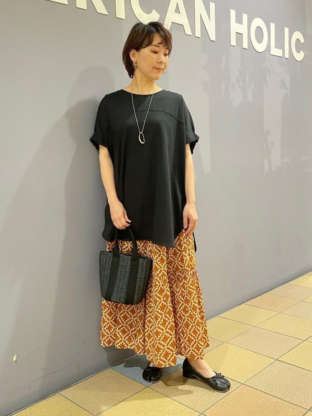 「プリントT、バックプリント、バックプリントTシャツ、チュニックTシャツ、フォトプリント、夏コーデ、お出かけコーデ、柄スカート、柄スカートコーデ、スカートスタイル、スカートコーデ、ブラック×オレンジ、大人カジュアルコーデ、アメリカンホリック、AMERICAN HOLIC」|「AMERICAN HOLICのフォトプリントカットチュニック(チュニック、ブラック系)」を使った、ah.susuyuさん(骨格ストレート・レディース・158cm)の夏コーディネートの5枚目の写真