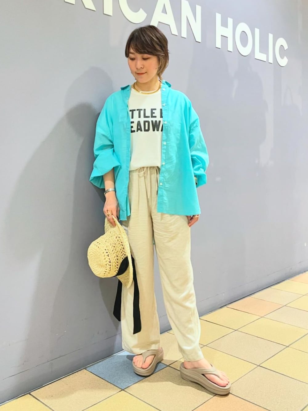 ベージュ系のその他パンツ、ホワイト系のTシャツ/カットソー、ブルー系のシャツ/ブラウスを着用したレディースの夏コーディネートの2枚目の写真
