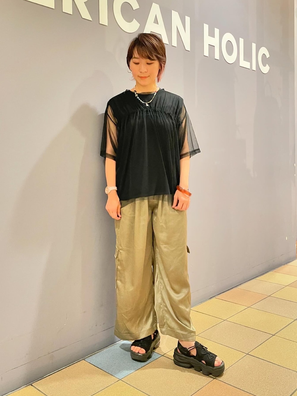 「アメリカンホリック、メッシュトップス、チュールトップス、チュール、サテンパンツ、サテン、艶感、透け感トップス、透け感、ロゴトップス、大人カジュアル、AMERICAN HOLIC、ベイカーパンツ、こなれ感」｜「AMERICAN HOLICのサテンベイカーパンツ（その他パンツ、グリーン系）」を使った、ah.susuyuさん（骨格ストレート・レディース・158cm）の夏コーディネートの5枚目の写真