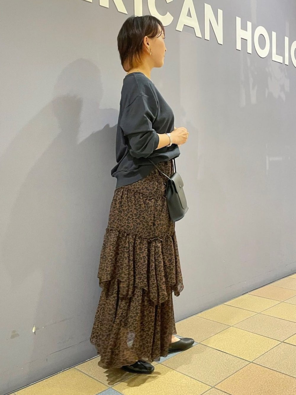 「秋服まるっと大公開、秋🍁コーデ、レオパード柄、レオパードスカート、レオパード柄スカート、ティアードスカート、ティアードフリル、フリルスカート、ボリュームスリーブ、大人カジュアルコーデ、パンプスコーデ、パンプス 黒、秋服準備はじめました、アメリカンホリック、AMERICAN HOLIC」｜「AMERICAN HOLICのフラップ付ミニショルダーBAG（ショルダーバッグ、ブラック系）」を使った、ah.susuyuさん（骨格ストレート・レディース・158cm）の秋コーディネートの3枚目の写真