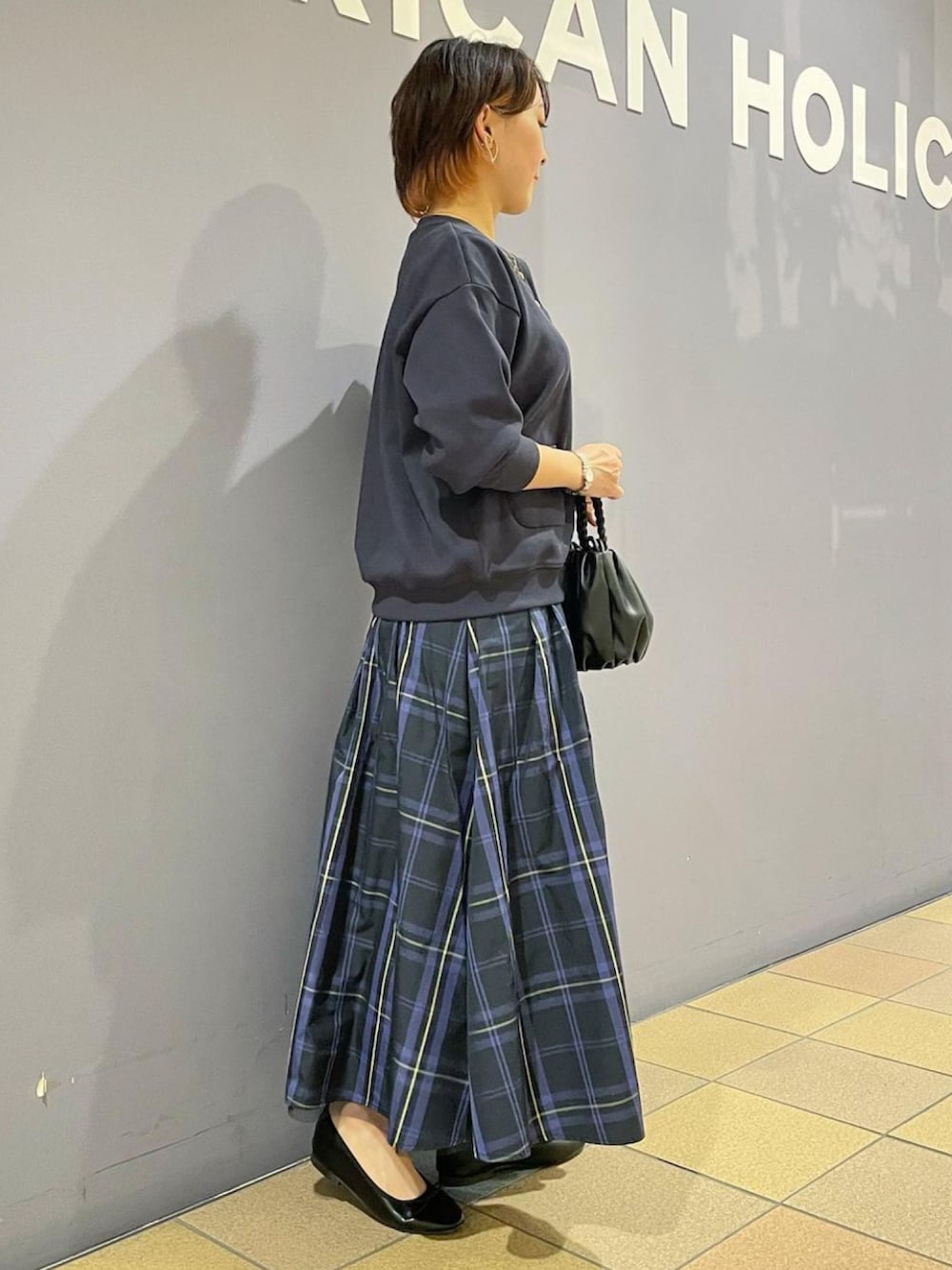 「カーディガンコーデ、カーディガン、秋服まるっと大公開、秋🍁コーデ、リバーシブルスカート、チェックスカート、チェック柄、チュールスカート、バレエパンプス、バレエシューズ、淡水パール、イニシャル(モチーフ)、アメリカンホリック、AMERICAN HOLIC」｜「AMERICAN HOLICのソフトバレエフラットシューズ（パンプス、ブラック系）」を使った、ah.susuyuさん（骨格ストレート・レディース・158cm）の秋コーディネートの3枚目の写真