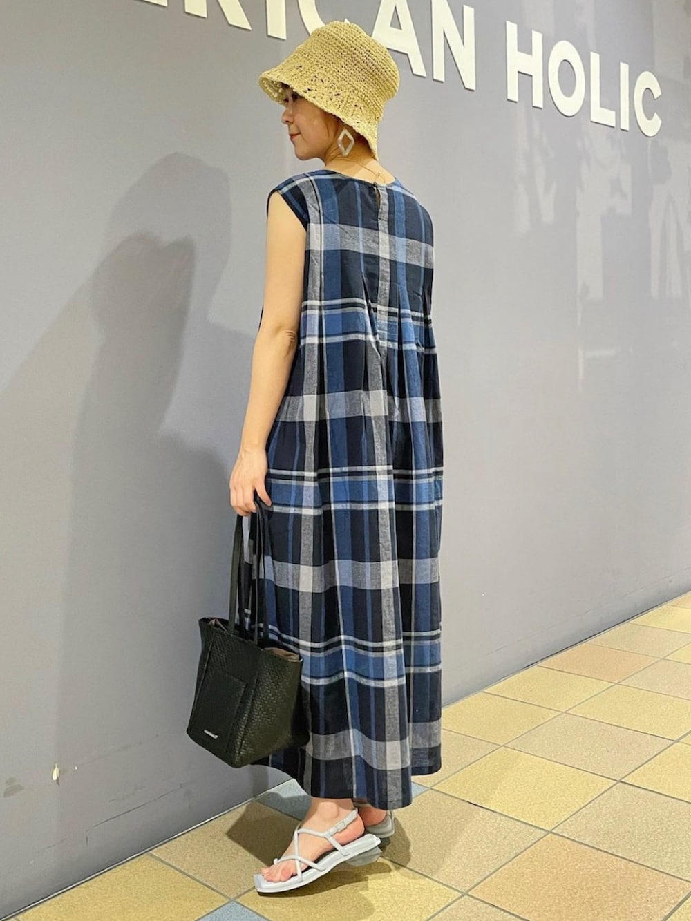 「リネンワンピース、リネンワンピ、リネン、柄ワンピース、チェック柄、チェック柄ワンピース、ワンピースコーデ、夏ワンピース、夏ワンピ、クロシェハット、アメリカンホリック、AMERICAN HOLIC」｜「AMERICAN HOLICの２way型押しトートバッグ（トートバッグ、ブラック系）」を使った、ah.susuyuさん（骨格ストレート・レディース・158cm）の秋コーディネートの3枚目の写真