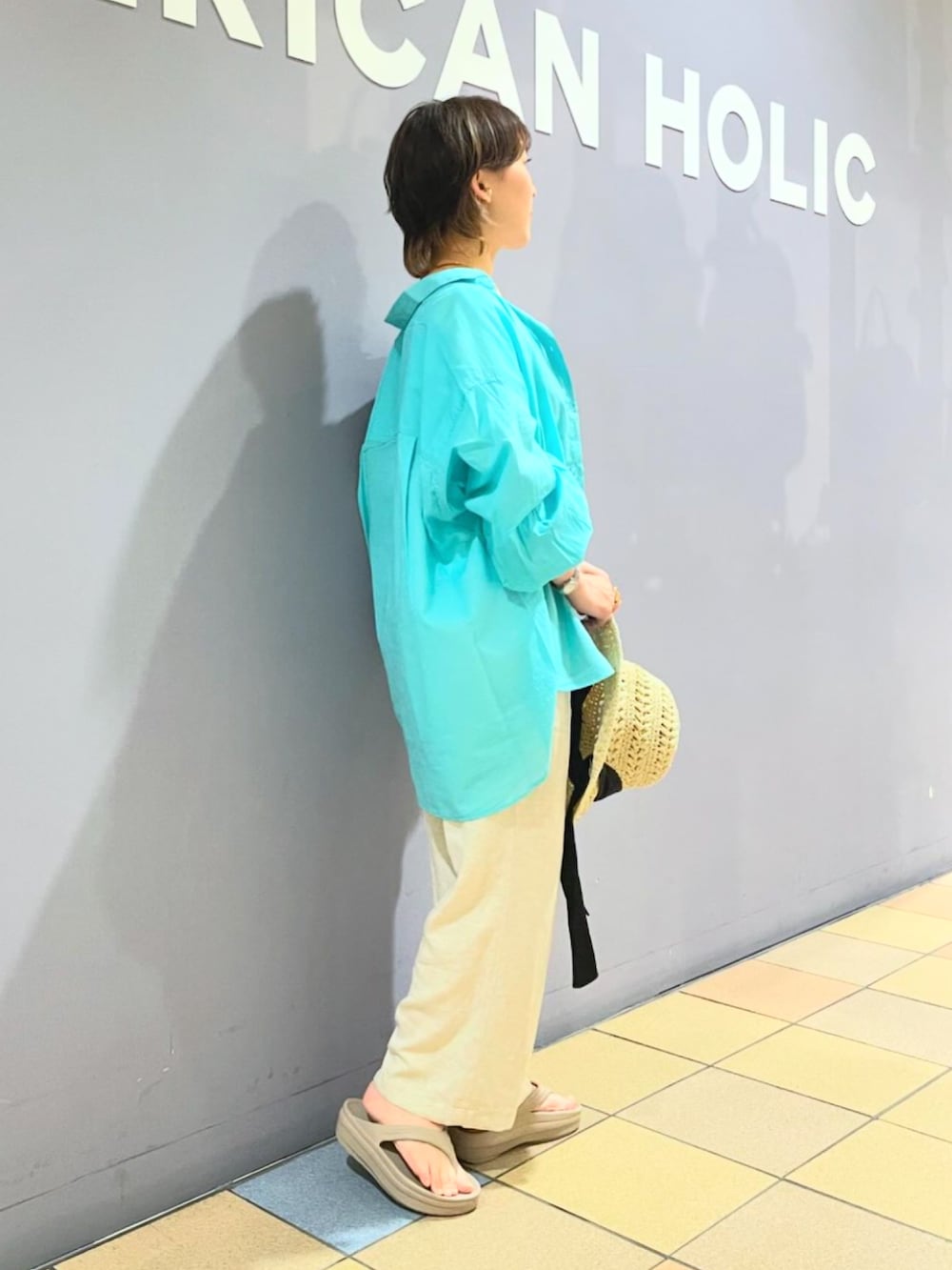 ベージュ系のその他パンツ、ホワイト系のTシャツ/カットソー、ブルー系のシャツ/ブラウスを着用したレディースの夏コーディネートの3枚目の写真