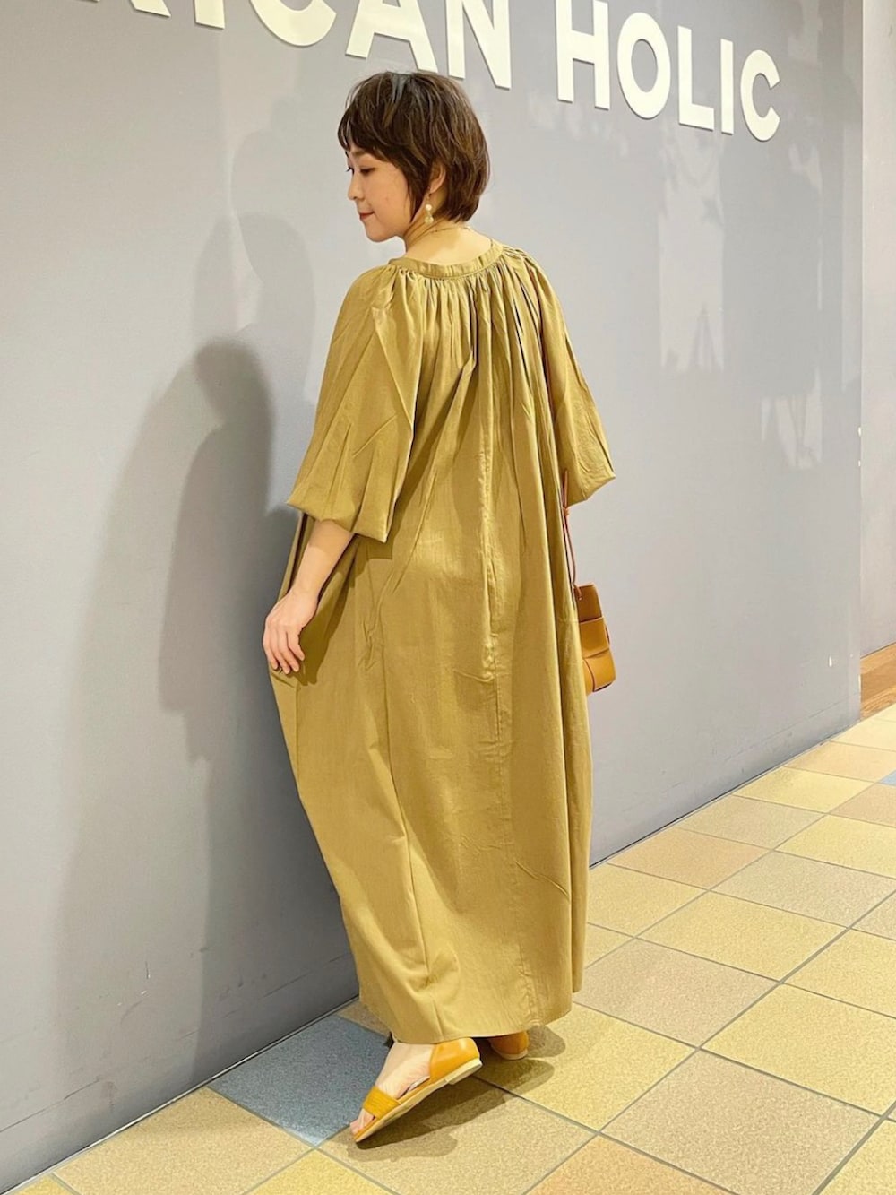 「柄パンツコーデ、柄パンツ、花柄パンツ、レイヤードコーデ、スキッパーワンピース、ワンピーススタイル、リゾートスタイル、ゆるコーデ、リラックスパンツ、リラックスコーデ、大人カジュアルコーデ、アメリカンホリック、サンダルコーデ、初夏コーデ、シアーワンピース」|「AMERICAN HOLICのオープントゥセパレートサンダル(型押し)(サンダル、イエロー系)」を使った、ah.susuyuさん(骨格ストレート・レディース・158cm)の春コーディネートの3枚目の写真
