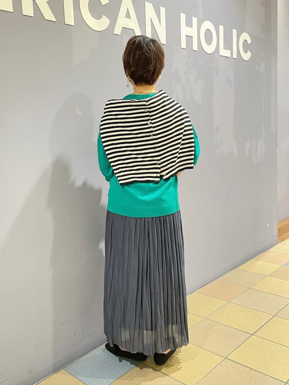 「ボーダーカーディガン、ボリュームスリーブニット、ボリュームスリーブ、フェミニンコーデ、プリーツスカート、プリーツスカート グレー、プリーツスカートコーデ、シフォンプリーツスカート、初夏コーデ、パンプスコーデ、ニットパンプス、パンプス 黒、スカートコーデ、上品コーデ、アメリカンホリック」|「AMERICAN HOLICのソフトシフォンプリーツスカート(スカート、ブルー系)」を使った、ah.susuyuさん(骨格ストレート・レディース・158cm)の春コーディネートの4枚目の写真