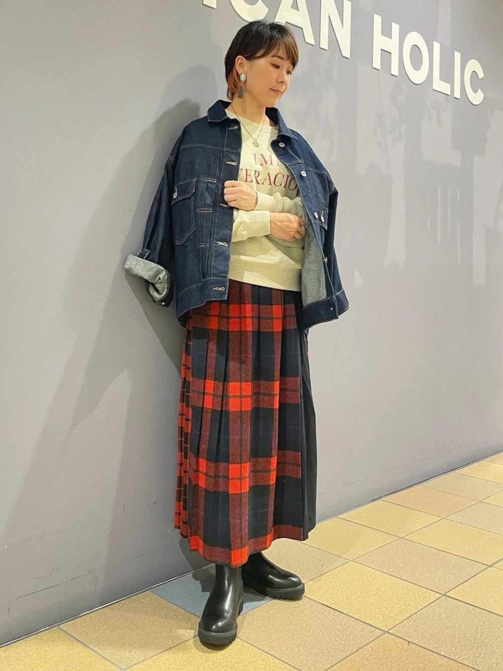 「秋服まるっと大公開、秋🍁コーデ、Gジャン、デニムジャケット、Gジャンコーデ、bigGジャン、ロゴスウェット、ロゴトップス、チェックスカート、チェック柄、プリーツスカート、チェックプリーツスカート、サイドゴアブーツ、チェルシーブーツ、アメリカンホリック」|「AMERICAN HOLICのBIG Gジャン(その他アウター、ブルー系)」を使った、ah.susuyuさん(骨格ストレート・レディース・158cm)の秋コーディネートの2枚目の写真