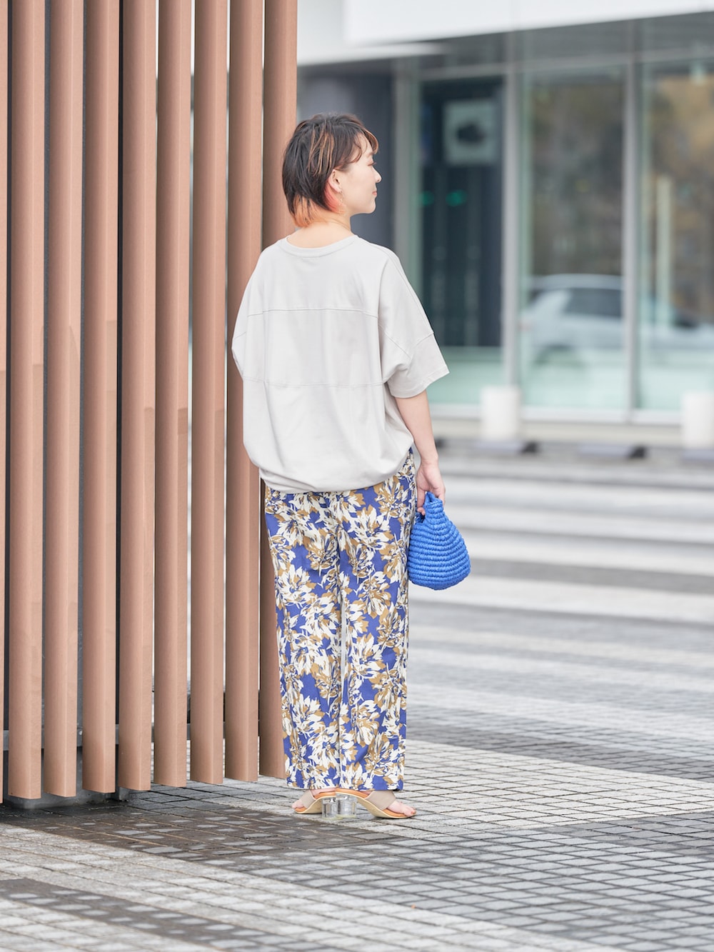 「コクーントップス、コクーンシルエット、Tシャツ、体型カバーコーデ、体型カバー、柄パンツ、柄パンツコーデ、ブルーコーデ、ブルートーン、夏コーデ、初夏コーデ、初夏コーディネート、ペーパーバッグ、カジュアルスタイル、アメリカンホリック」|「AMERICAN HOLICのリングモチーフネックレス(ネックレス、ゴールド系)」を使った、ah.susuyuさん(骨格ストレート・レディース・158cm)の春コーディネートの3枚目の写真