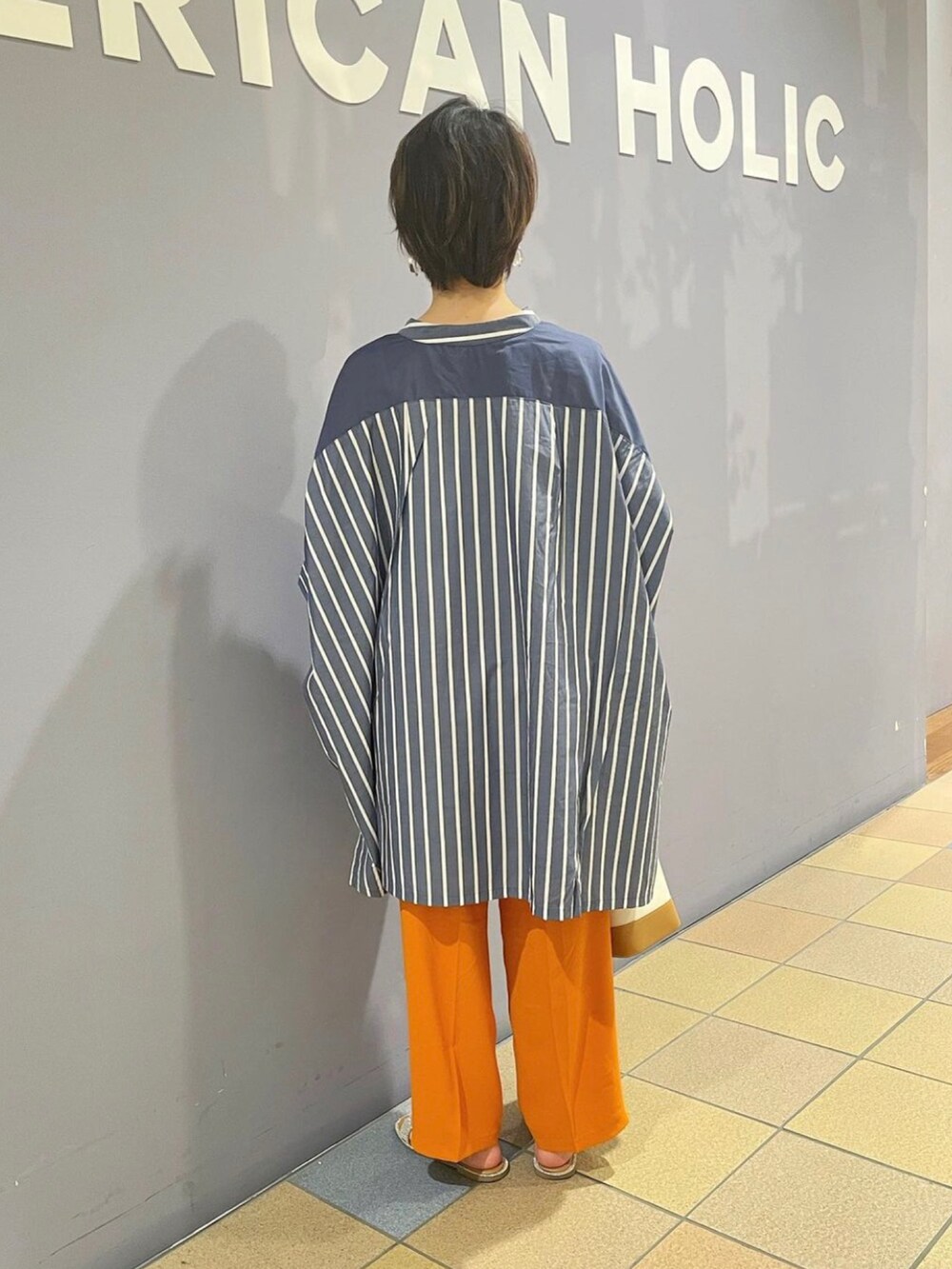 「ポンチョシャツ、シャツチュニック、ストライプシャツチュニック、ストライプシャツ、カラーパンツコーデ、カラーパンツ、センタープレスパンツ、接触冷感パンツ、カラーパンツ　オレンジ、オフィスカジュアル、アメリカンホリック、AMERICAN HOLIC、ハンサムコーデ、ワイドパンツコーデ」｜「AMERICAN HOLICの2Wayロゴキャンバスショルダーバッグ（ショルダーバッグ、ベージュ系）」を使った、ah.susuyuさん（骨格ストレート・レディース・158cm）の春コーディネートの3枚目の写真