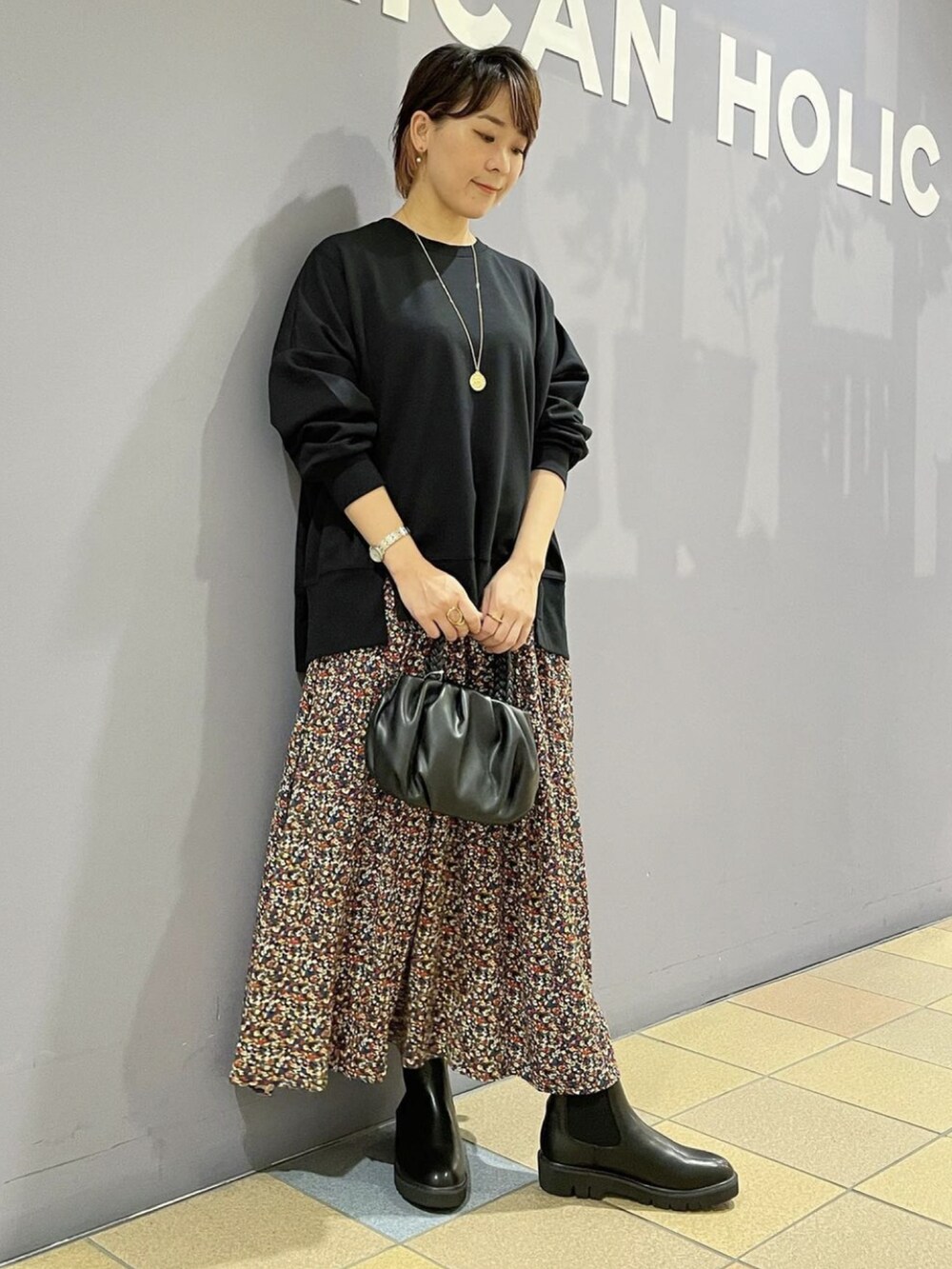 「秋服まるっと大公開、ブーツ、サイドゴアブーツ、ブーツスタイル、花柄スカートコーデ、花柄スカート、フレアスカートコーデ、フレアスカート、カラフルスカート、スウェット、ポンチョニット、スウェットトップス、秋🍁コーデ、大人カジュアルコーデ、アメリカンホリック」｜「AMERICAN HOLICのFlowerウエストタックフレアスカート（スカート、その他）」を使った、ah.susuyuさん（骨格ストレート・レディース・158cm）の秋コーディネートの4枚目の写真