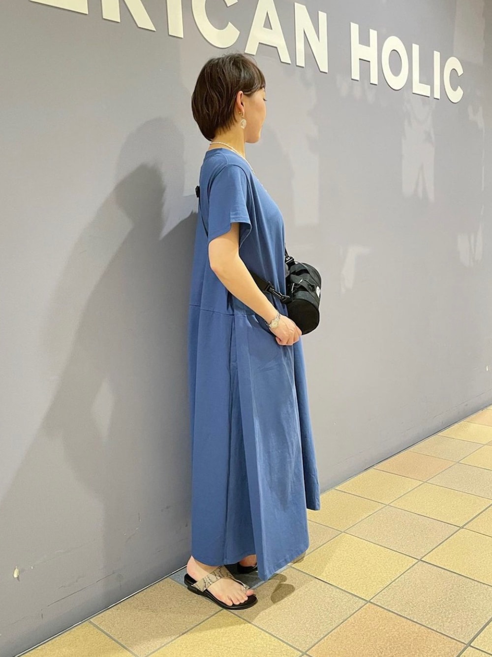 「ワンヒース、ワンピースコーデ、フレアワンピース、リゾートコーデ、リゾートワンピ、初夏コーデ、ドラムバッグ、トングサンダル、パイソン柄、パイソン柄サンダル、綿100％、リラックスコーデ、リラックスカジュアル、オトナカジュアルスタイル、アメリカンホリック」｜「AMERICAN HOLICのトングサンダル(Python)（サンダル、その他）」を使った、ah.susuyuさん（骨格ストレート・レディース・158cm）の春コーディネートの2枚目の写真