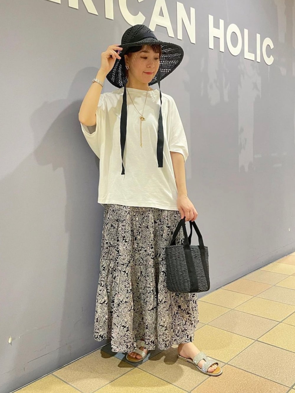 「花柄スカート、柄スカート、インドコットンスカート、コットンボイルフレアスカート、ドルマンスリーブ、ドルマンTシャツ、モノトーンスタイル、ペーパーハット、帽子コーデ、夏コーディネート、キレイめカジュアル、アメリカンホリック、AMERICAN HOLIC」|「AMERICAN HOLICのカゴBAG(ハンドバッグ、ブラック系)」を使った、ah.susuyuさん(骨格ストレート・レディース・158cm)の夏コーディネートの5枚目の写真