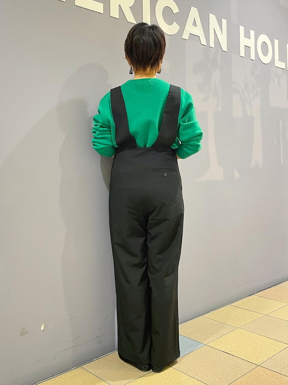 「秋服まるっと大公開、サロペット、サロペットコーデ、サロペットパンツ、ハイウエスト、大人カジュアル、ロゴニット、ロゴ刺繍、高見えコーデ、秋🍁コーデ、マニッシュコーデ、アメリカンホリック、AMERICAN HOLIC」｜「AMERICAN HOLICの編み込みハンドルミニショルダーBAG（ショルダーバッグ、ブラック系）」を使った、ah.susuyuさん（骨格ストレート・レディース・158cm）の秋コーディネートの4枚目の写真