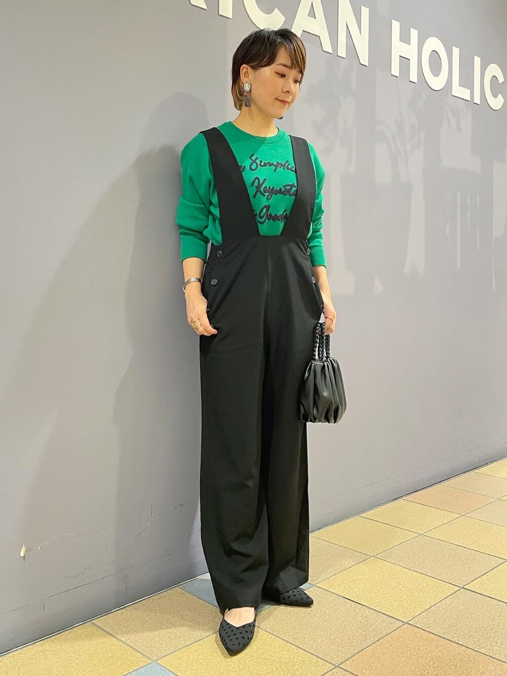 「秋服まるっと大公開、サロペット、サロペットコーデ、サロペットパンツ、ハイウエスト、大人カジュアル、ロゴニット、ロゴ刺繍、高見えコーデ、秋🍁コーデ、マニッシュコーデ、アメリカンホリック、AMERICAN HOLIC」｜「AMERICAN HOLICの編み込みハンドルミニショルダーBAG（ショルダーバッグ、ブラック系）」を使った、ah.susuyuさん（骨格ストレート・レディース・158cm）の秋コーディネートの5枚目の写真