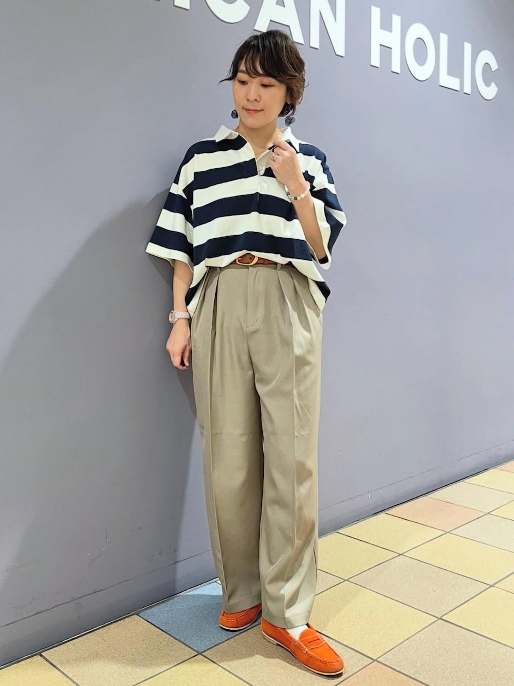 「ラガーシャツ、ラガーポロシャツ、アメリカンホリック、AMERICAN HOLIC、カジュアルコーデ、大人カジュアルコーデ、タックワイドパンツ、タックパンツ、チノパン、ベージュパンツ、ローファーコーデ、差し色コーデ、差し色(オレンジ)、ボーダートップス、おとなカジュアル」｜「AMERICAN HOLICのタックワイドパンツ（スラックス、ベージュ系）」を使った、ah.susuyuさん（骨格ストレート・レディース・157cm）の夏コーディネートの5枚目の写真