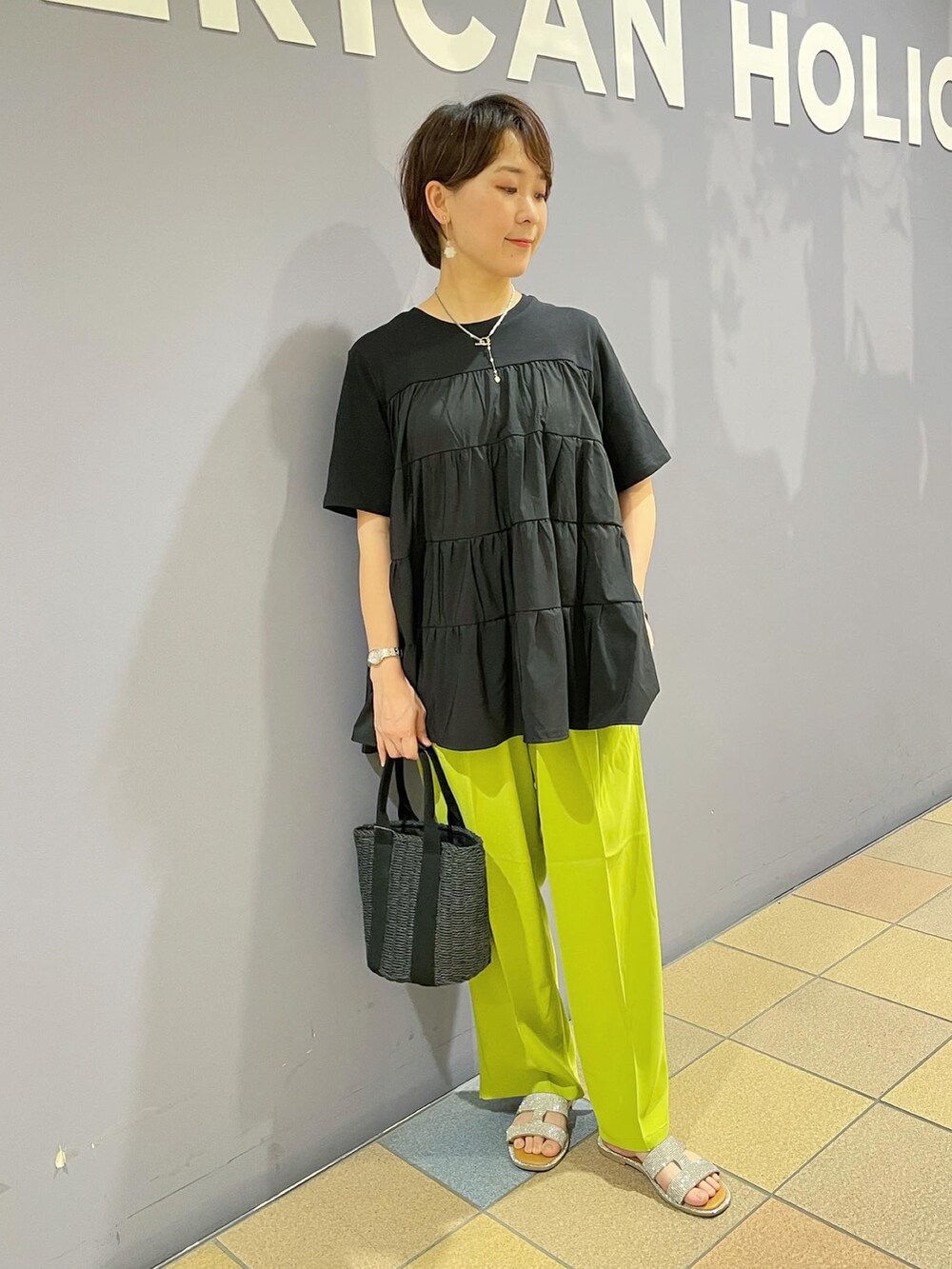 「カラーパンツコーデ、カラーパンツ　グリーン、センタープレスパンツ、ワイドパンツ、接触冷感パンツ、リラックスカジュアル、ティアードフリルトップス、ティアードカットソー、プチプラコーデ、大人カジュアルコーデ、サンダルコーデ、アメリカンホリック、AMERICAN HOLIC、パンツコーデ」｜「AMERICAN HOLICのカゴＢＡＧ（ハンドバッグ、ブラック系）」を使った、ah.susuyuさん（骨格ストレート・レディース・158cm）の春コーディネートの4枚目の写真