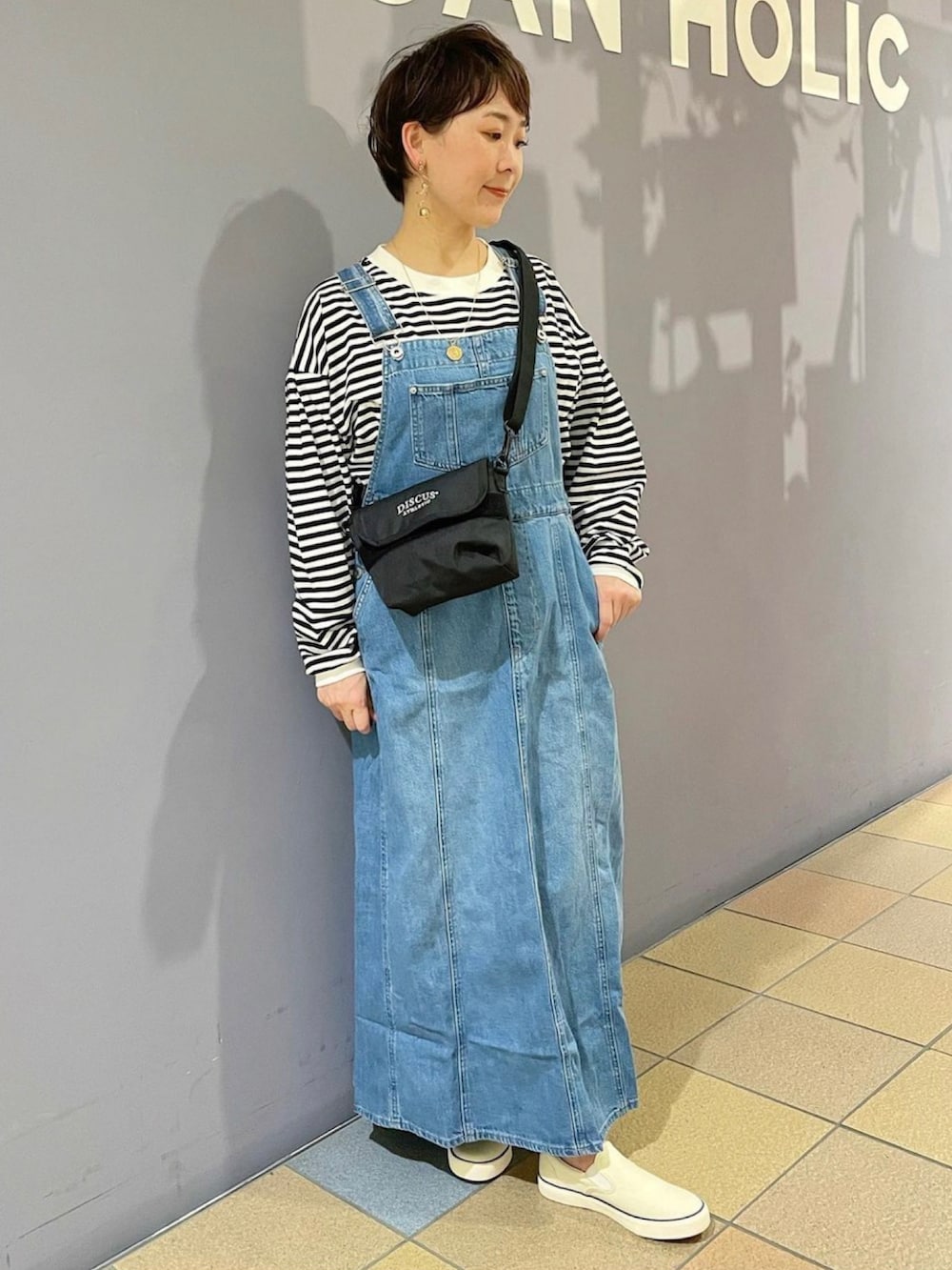 「USJ、USJコーデ、ミニオンコーデ、撥水加工、撥水加工アウター、マウンテンパーカー、アウトドアコーデ、雨の日スタイル、レイニーデイ、雨の日、カバーオール、デニムジャンスカ、discus、ボーダーTシャツ、ボリュームスリーブ」|「AMERICAN HOLICの撥水加工マウンテンパーカー(その他アウター、イエロー系)」を使った、ah.susuyuさん(骨格ストレート・レディース・158cm)の春コーディネートの4枚目の写真
