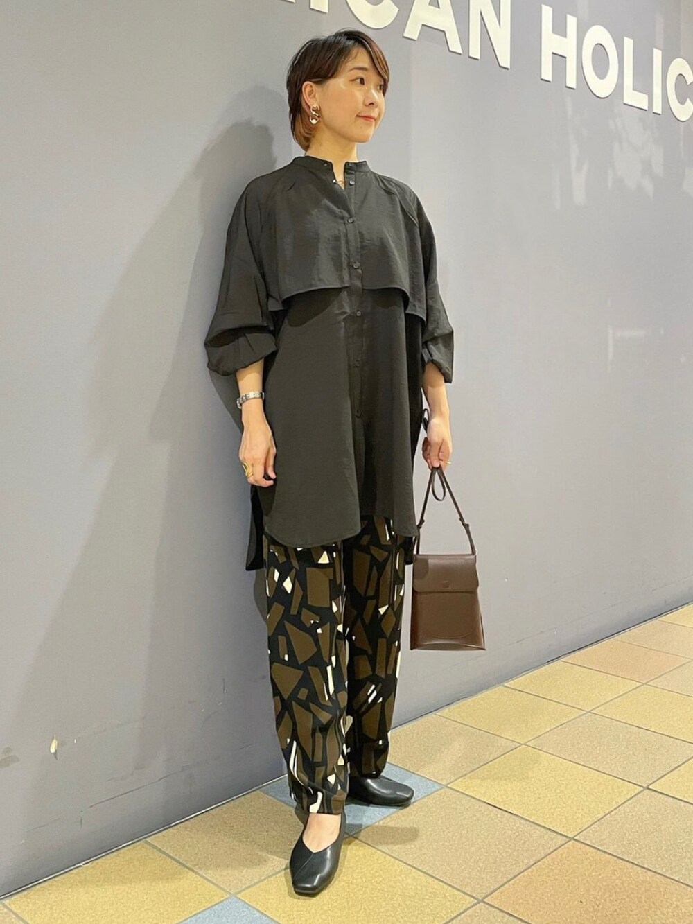 「ブラック×ブラウン、秋服、初秋コーデ、晩夏コーデ、おでかけスタイル、チュニックシャツ、フリルトップス、フリルブラウス、柄パンツ、幾何学柄、大人カジュアルコーデ、スタイリッシュ、アメリカンホリック、AMERICAN HOLIC」｜「AMERICAN HOLICのバンドカラーフリルシャツチュニック（チュニック、ブラック系）」を使った、ah.susuyuさん（骨格ストレート・レディース・158cm）の秋コーディネートの5枚目の写真
