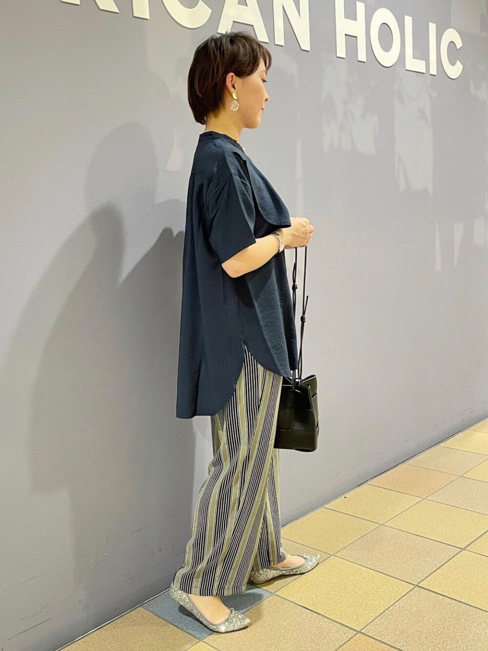 「フリルブラウス、ブラウスコーデ、ブラウス×パンツ、オフィスカジュアル、きれいめカジュアル、大人カジュアル、大人カジュアルコ－デ、ストライプパンツ、接触冷感パンツ、マニッシュスタイル、巾着バッグ、アメリカンホリック、AMERICAN HOLIC、パンプスコーデ、パールボタン」｜「AMERICAN HOLICの編み込み巾着ミニショルダーバッグ（ショルダーバッグ、ブラック系）」を使った、ah.susuyuさん（骨格ストレート・レディース・158cm）の春コーディネートの3枚目の写真