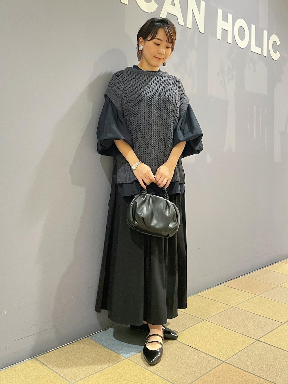 「セットアイテム、ベストセット、ニットベストコーデ、ボリュームスリーブ、ボリュームスリーブブラウス、バンドカラーシャツ、フレアスカート、フレアスカート×黒、フレアスカートコーデ、秋服まるっと大公開、秋服コーデ、秋🍁コーデ、メリージェーンパンプス、フェミニンコーデ、アメリカンホリック」|「AMERICAN HOLICのメリージェーンフラットシューズ(パンプス、ブラック系)」を使った、ah.susuyuさん(骨格ストレート・レディース・158cm)の秋コーディネートの5枚目の写真