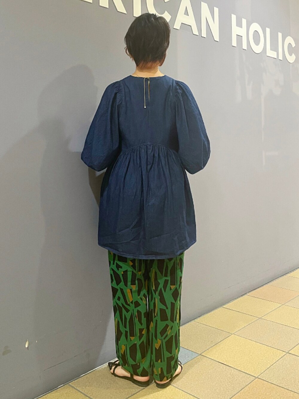 「ティアードチュニック、ティアードブラウス、デニムティアード、チュニックコーデ、柄パンツ、柄パンツコーデ、幾何学柄、フェミニン×カジュアル、デニムチュニック、ストレートパンツ、秋色、晩夏コーデ、アメリカンホリック、AMERICAN HOLIC」｜「AMERICAN HOLICの編み込みハンドルミニショルダーBAG（ショルダーバッグ、ブラック系）」を使った、ah.susuyuさん（骨格ストレート・レディース・158cm）の秋コーディネートの4枚目の写真