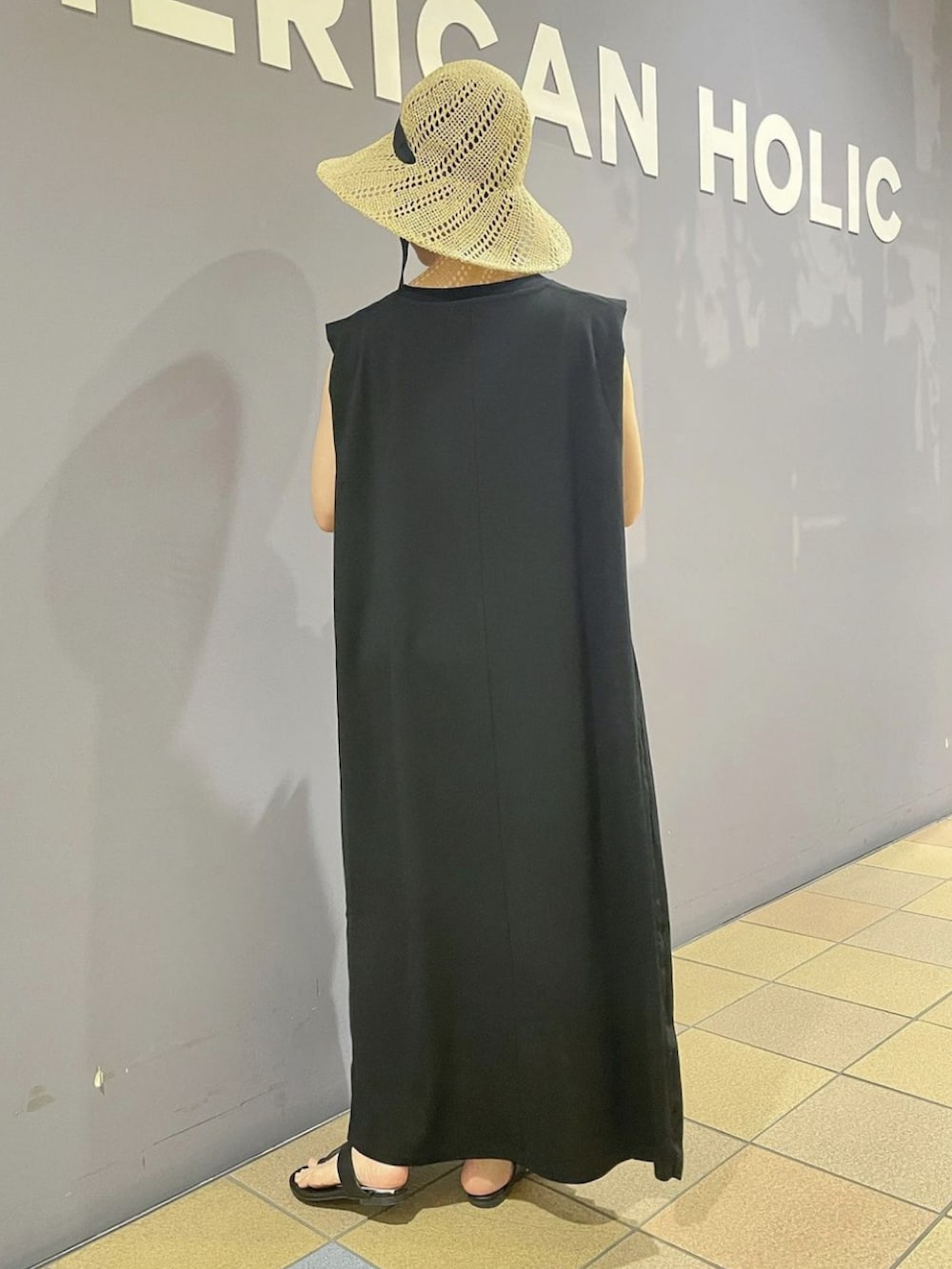 「ワンピースコーデ、夏ワンピース、夏ワンピ、プリーツワンピース、サイドプリーツ、サイドプリーツワンピース、異素材ワンピース、夏コーデ、ペーパーハット、ウッドハンドルバッグ、トングサンダル、キレイめカジュアル、おでかけコーデ、アメリカンホリック、AMERICAN HOLIC」|「AMERICAN HOLICのウッドハンドルカゴBAG(ハンドバッグ、イエロー系)」を使った、ah.susuyuさん(骨格ストレート・レディース・158cm)の夏コーディネートの4枚目の写真