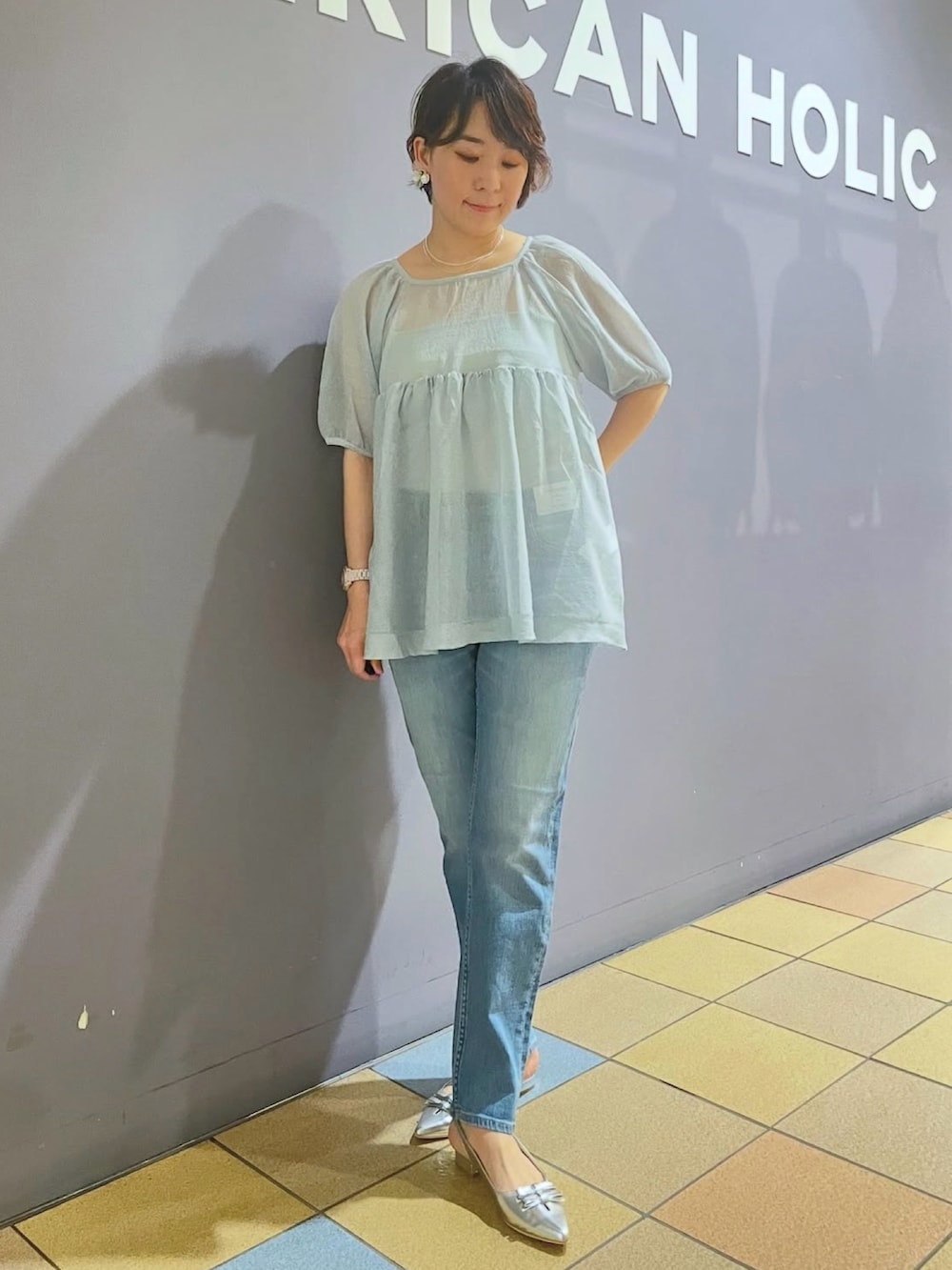 「アメリカンホリック、AMERICAN HOLIC、パフスリーブニット、パフスリーブ、デニムパンツ、テーパードデニム、ミュール、ミュールサンダル、フェミニン×カジュアル、フェミニンコーデ、ブルーコーデ、シルバーサンダル、シルバーアクセサリー、ライトブルー、サックスブルー」｜「AMERICAN HOLICのシアーパフスリーブニットプルオーバー（ニット/セーター、ブルー系）」を使った、ah.susuyuさん（骨格ストレート・レディース・157cm）の夏コーディネートの2枚目の写真