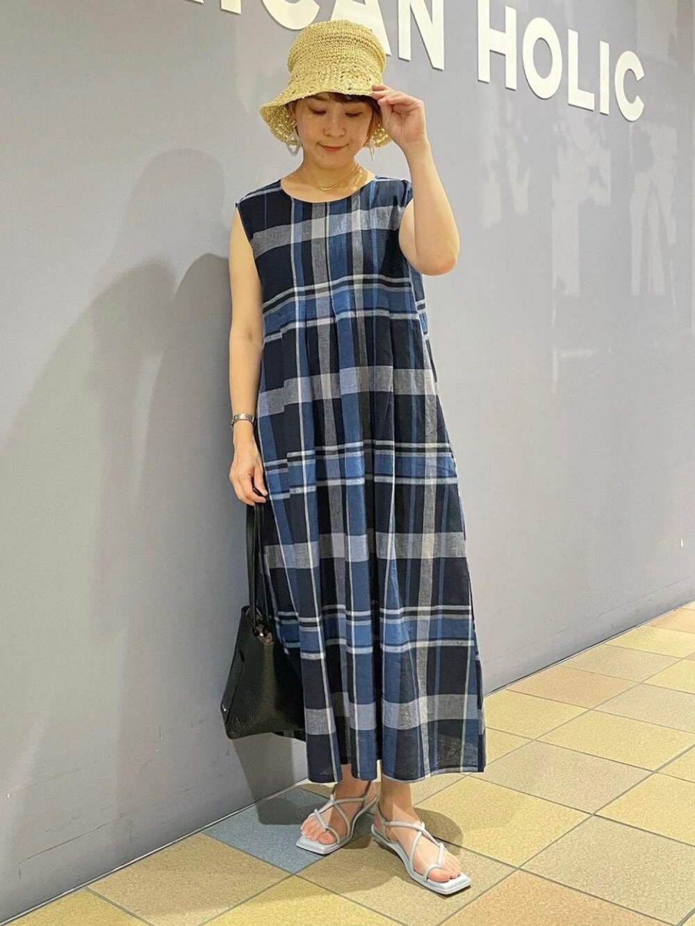 「リネンワンピース、リネンワンピ、リネン、柄ワンピース、チェック柄、チェック柄ワンピース、ワンピースコーデ、夏ワンピース、夏ワンピ、クロシェハット、アメリカンホリック、AMERICAN HOLIC」｜「AMERICAN HOLICの２way型押しトートバッグ（トートバッグ、ブラック系）」を使った、ah.susuyuさん（骨格ストレート・レディース・158cm）の秋コーディネートの2枚目の写真