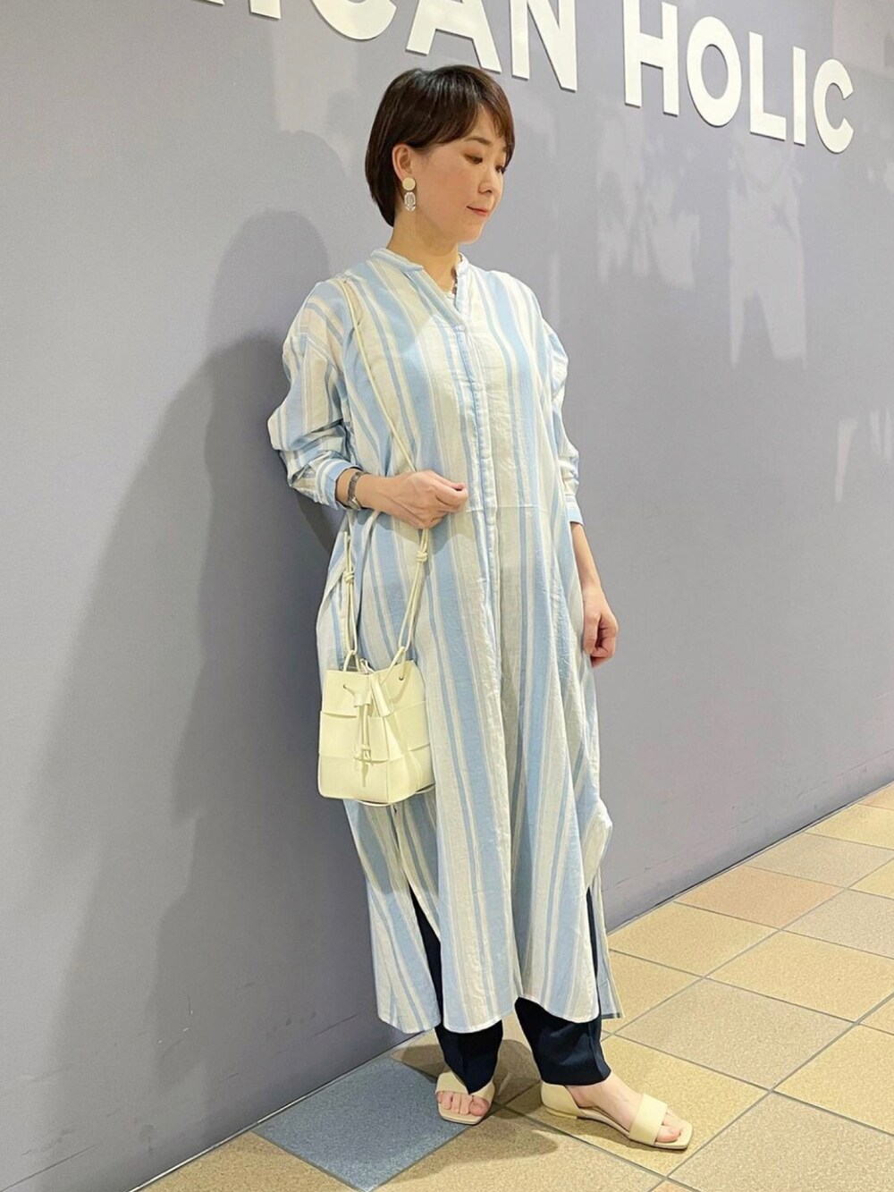 「ストライプシャツワンピ、シャツワンピース、バンドカラーシャツワンピース、ストライプワンピース、接触冷感パンツ、ワイドパンツコーデ、リラックスパンツ、センタープレスパンツ、リラックスコーデ、カジュアルスタイル、春夏コーデ、ブルー×ホワイト、サンダルコーデ、アメリカンホリック、AMERICAN HOLIC」|「AMERICAN HOLICのマルチストライプボイルワンピース(ワンピース、その他)」を使った、ah.susuyuさん(骨格ストレート・レディース・158cm)の春コーディネートの5枚目の写真
