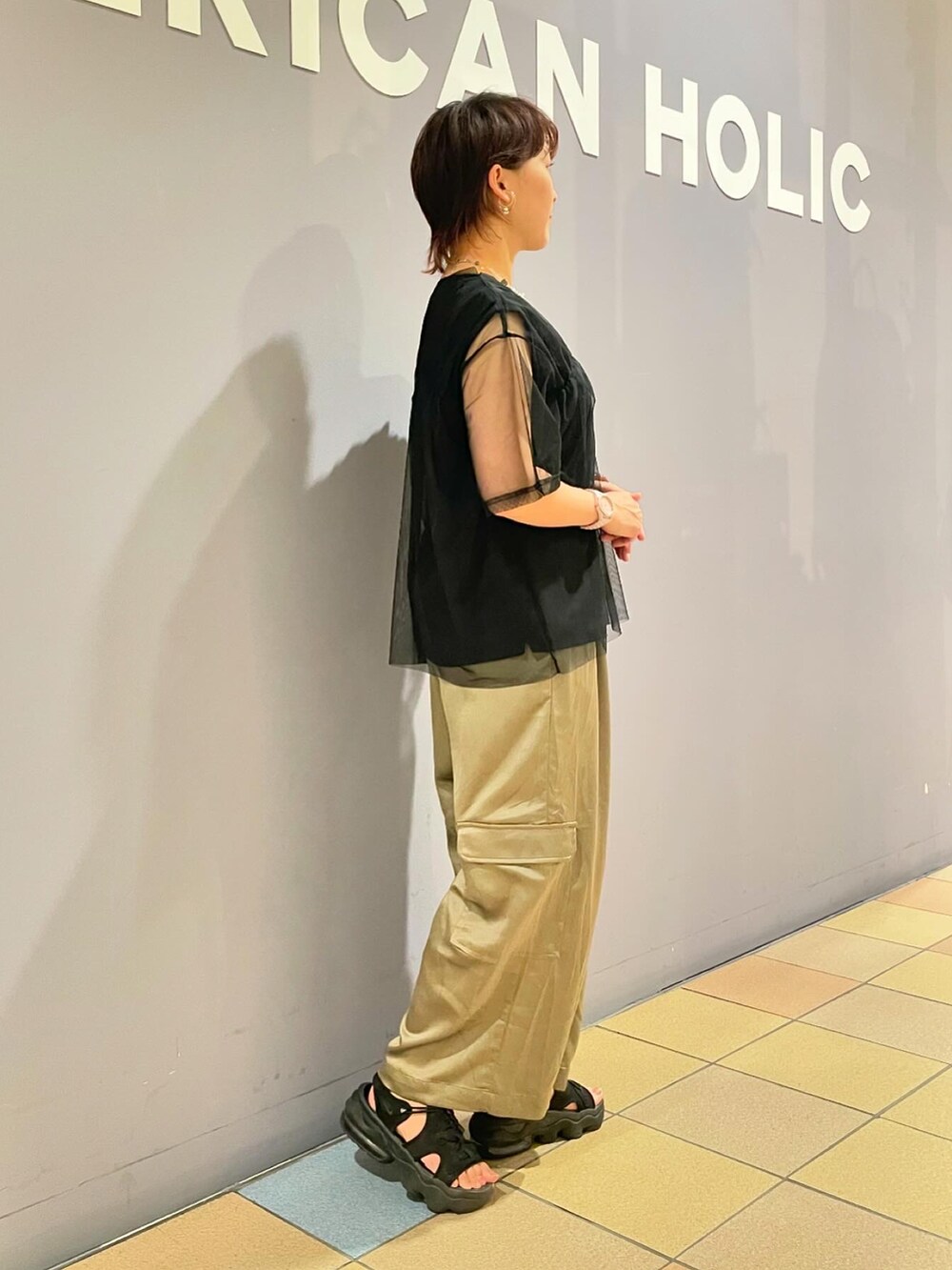 「アメリカンホリック、メッシュトップス、チュールトップス、チュール、サテンパンツ、サテン、艶感、透け感トップス、透け感、ロゴトップス、大人カジュアル、AMERICAN HOLIC、ベイカーパンツ、こなれ感」｜「AMERICAN HOLICのサテンベイカーパンツ（その他パンツ、グリーン系）」を使った、ah.susuyuさん（骨格ストレート・レディース・158cm）の夏コーディネートの3枚目の写真